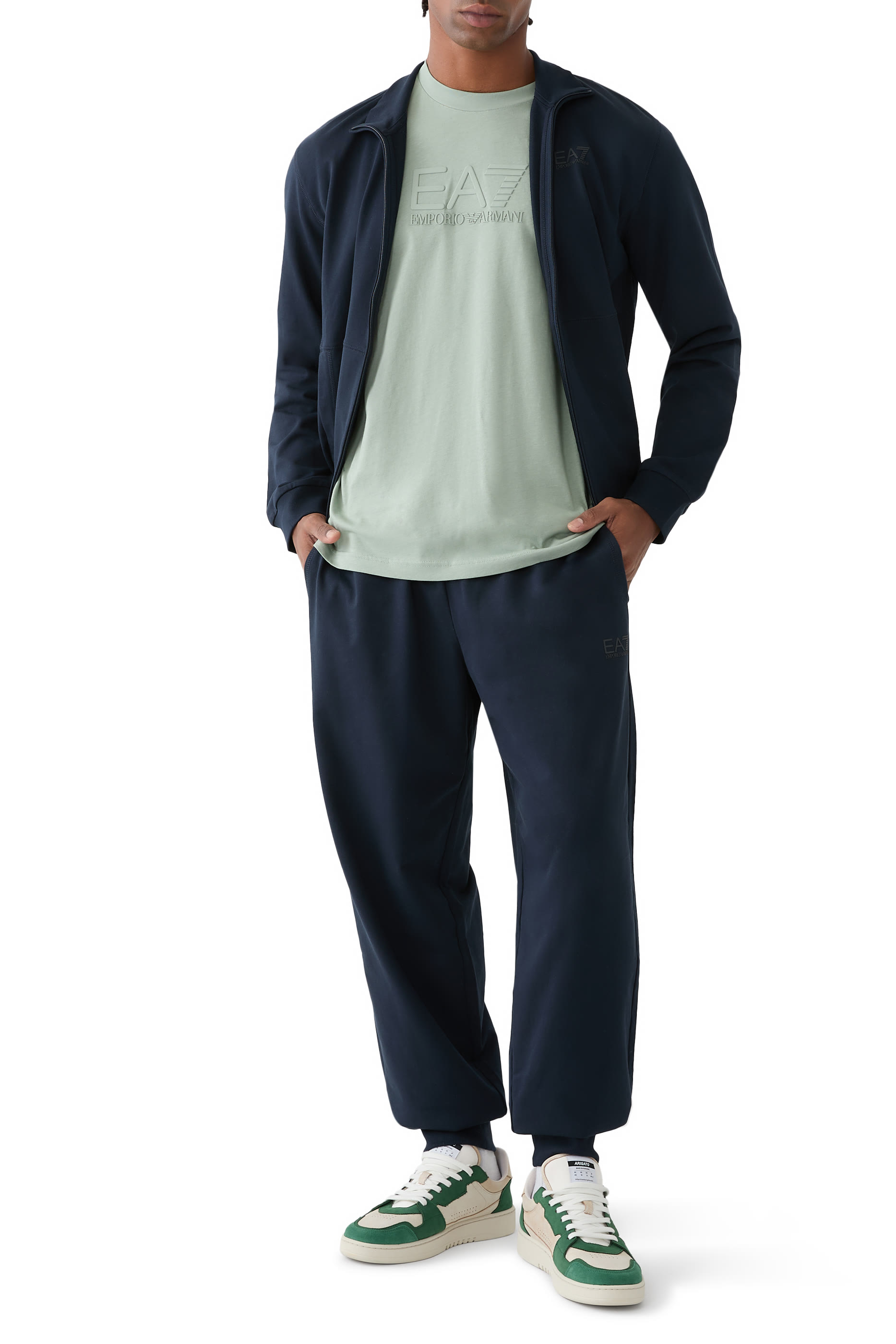 بدلة رياضية بشعار الماركة