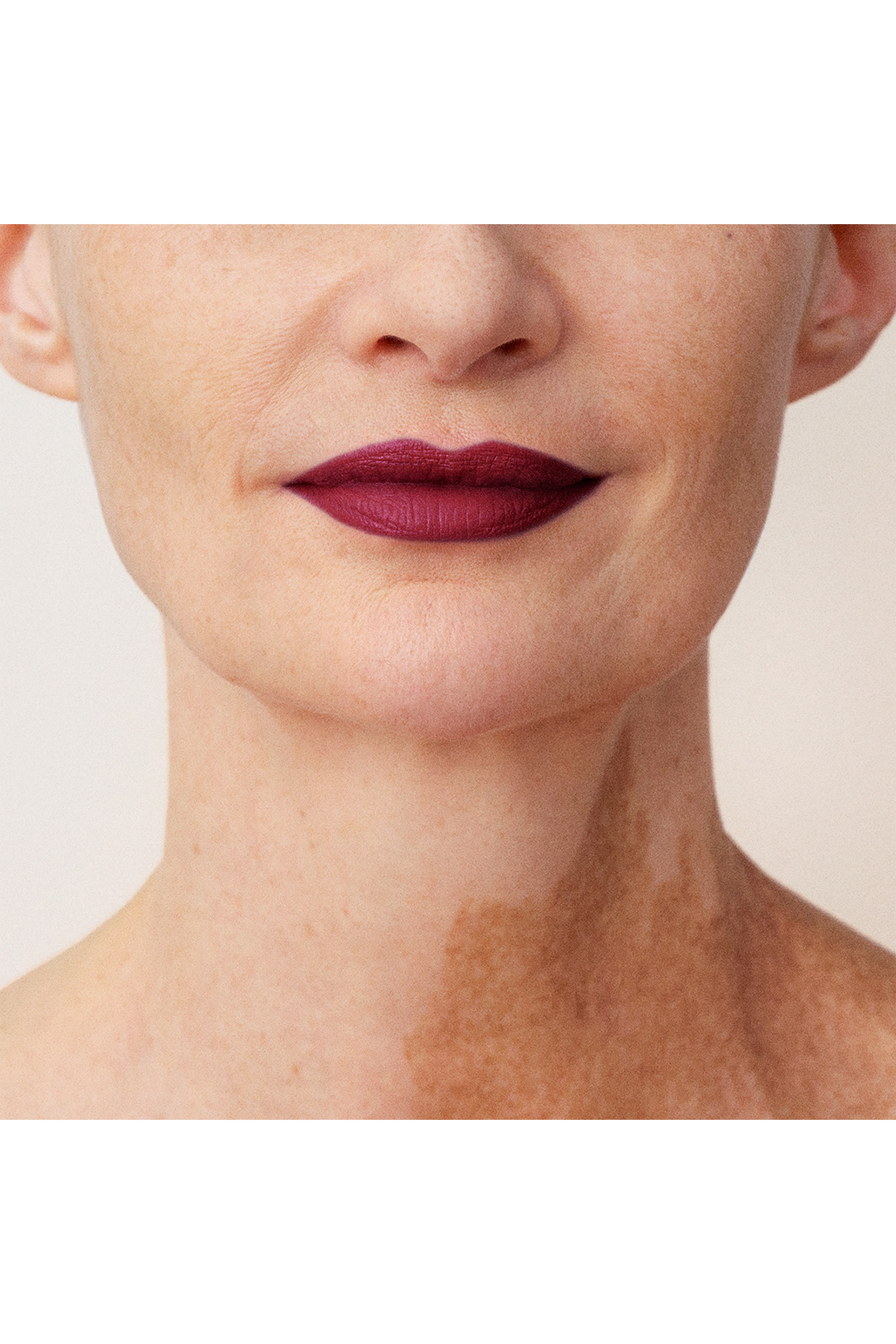 أحمر شفاه حريري غير لامع