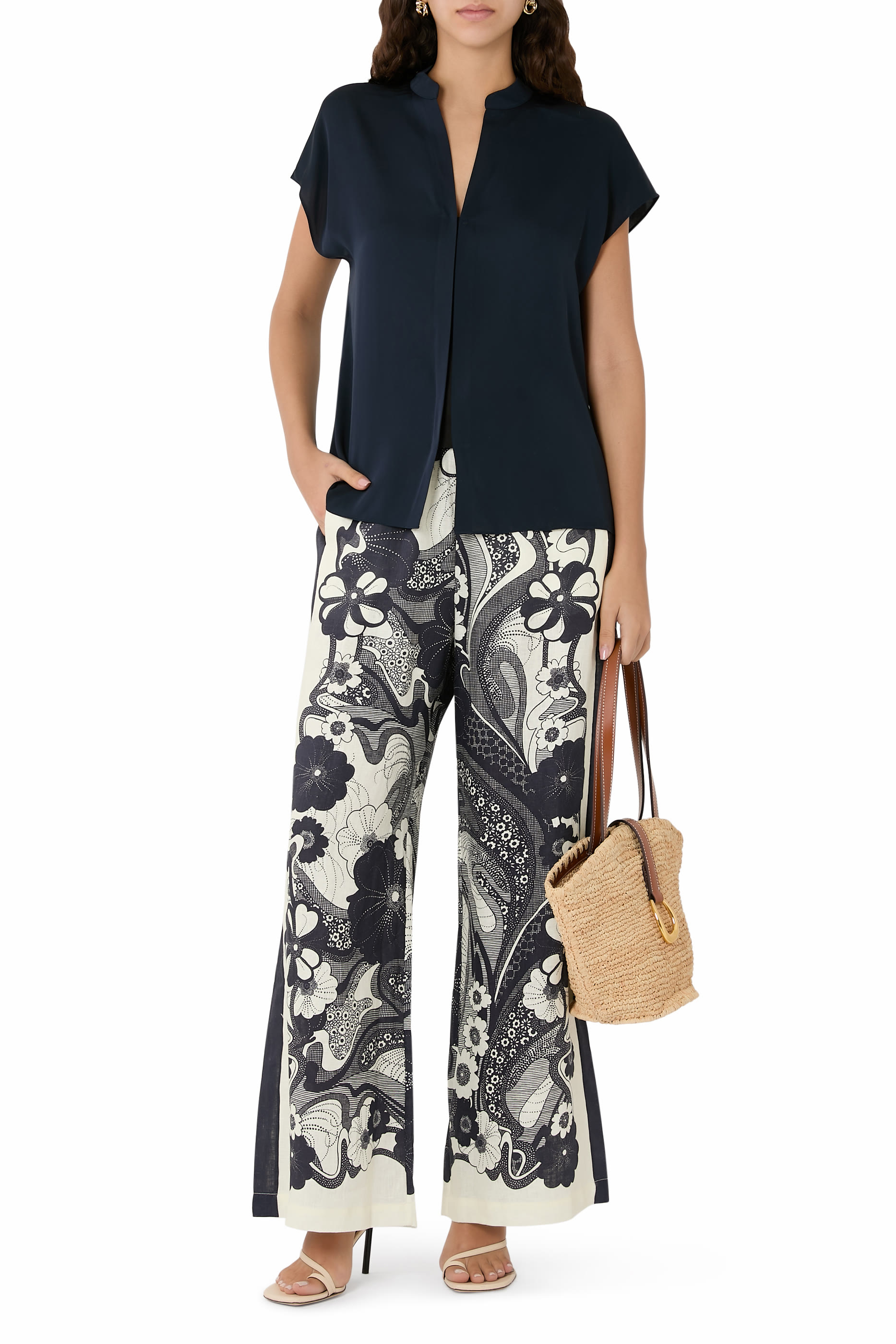 بلوزة بأكمام كاب وأزرار بلون مغاير حرير مطاطي