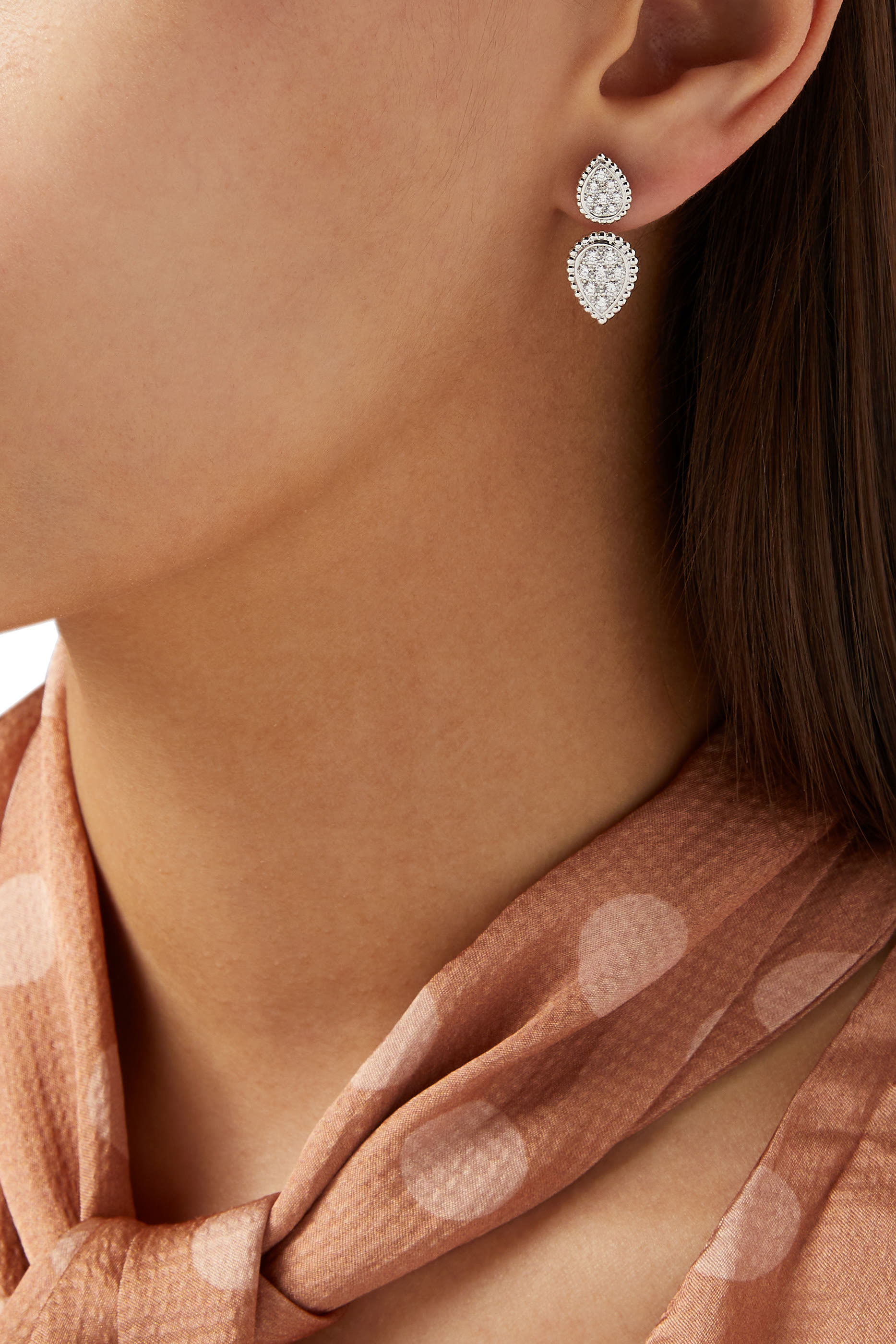 قرط سيربنت بوهيم مفرد بحلية مزدوجة مرصع بماس، ذهب أبيض عيار 18