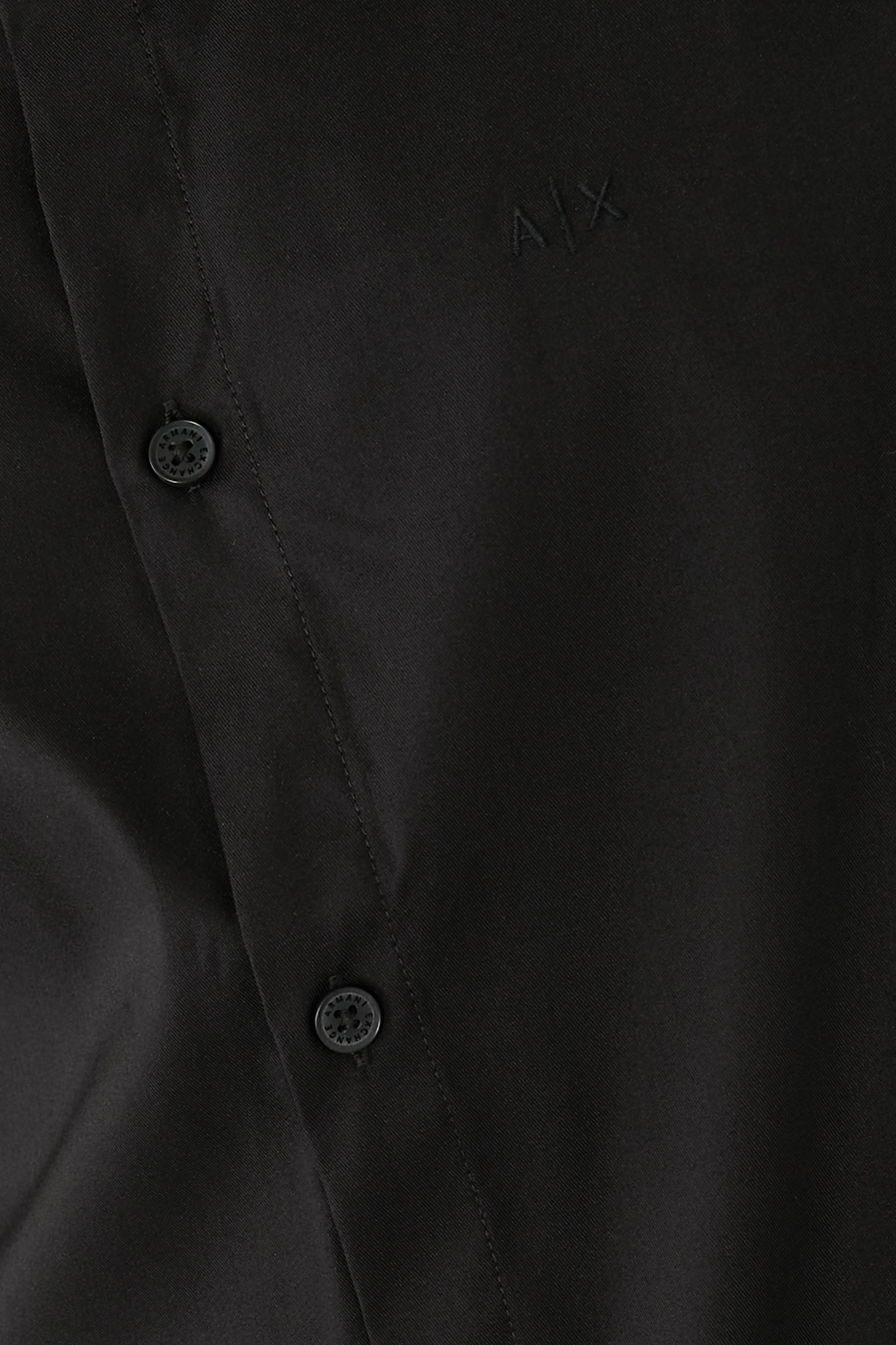 قميص بقصة ضيقة وشعار الماركة