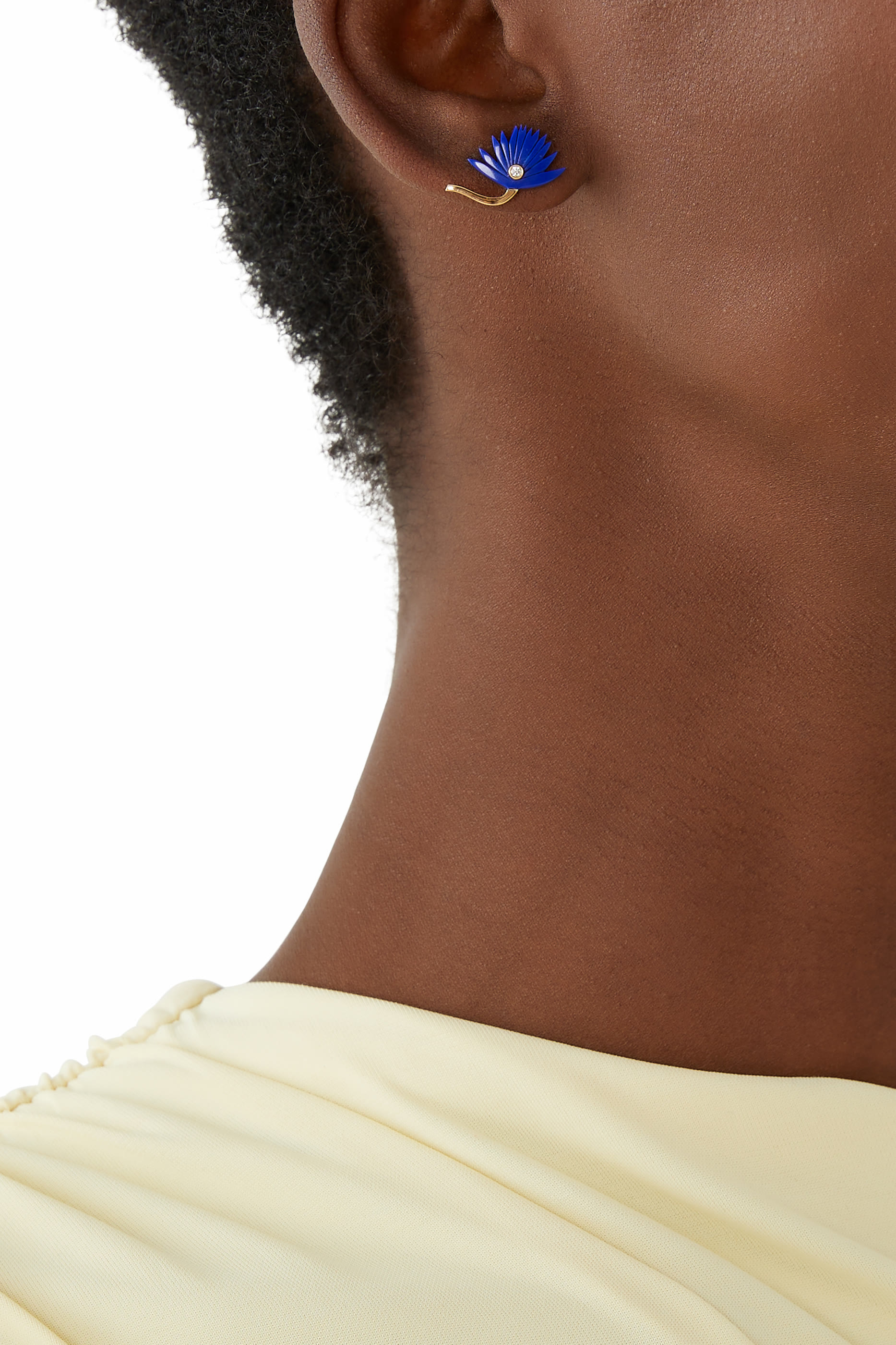 أقراط بتصميم زهرة مقاس 3 مرصعة بالماس واللازورد، ذهب أصفر عيار 18