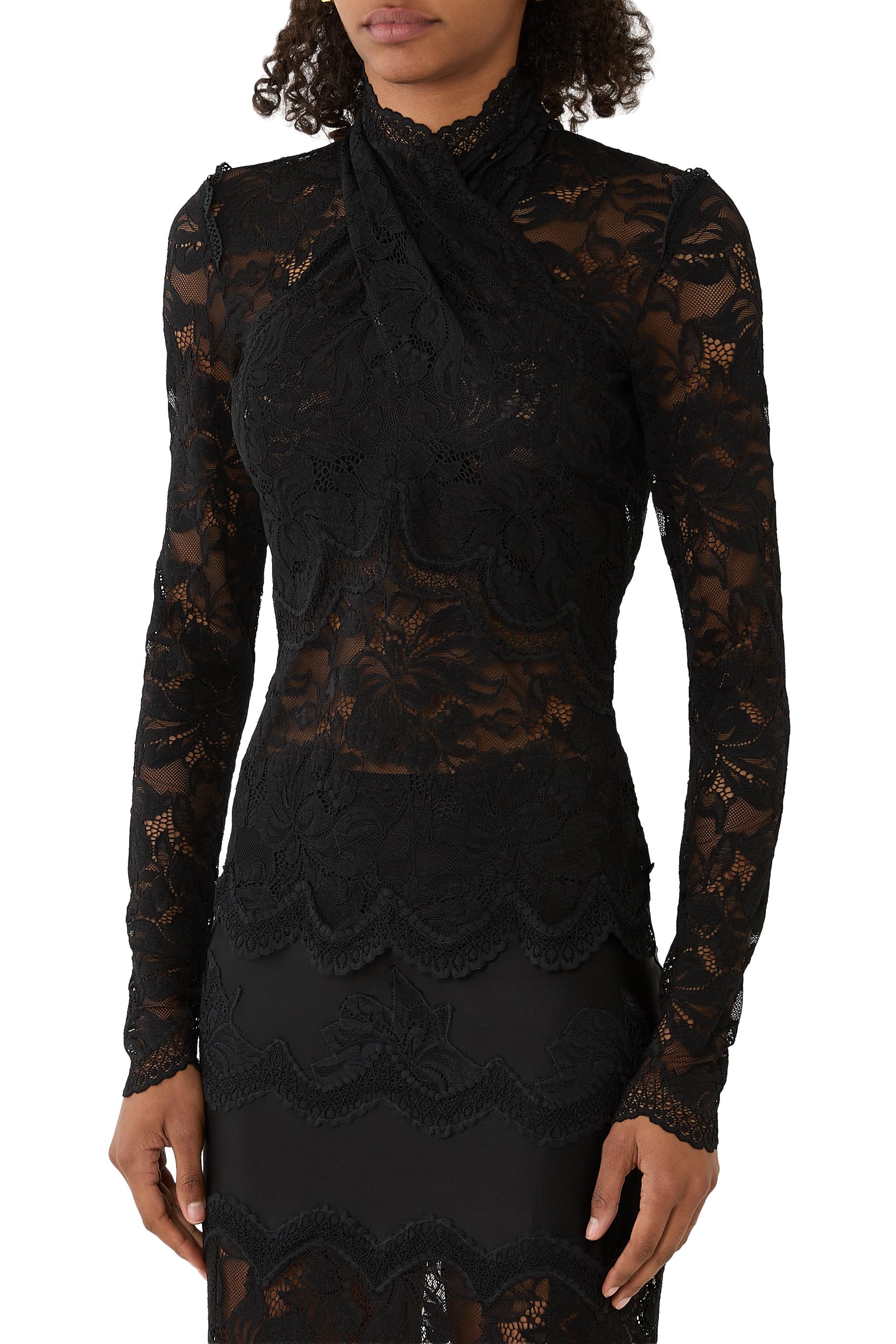 بلوزة بأكمام طويلة وتفاصيل فتحات دانتيل