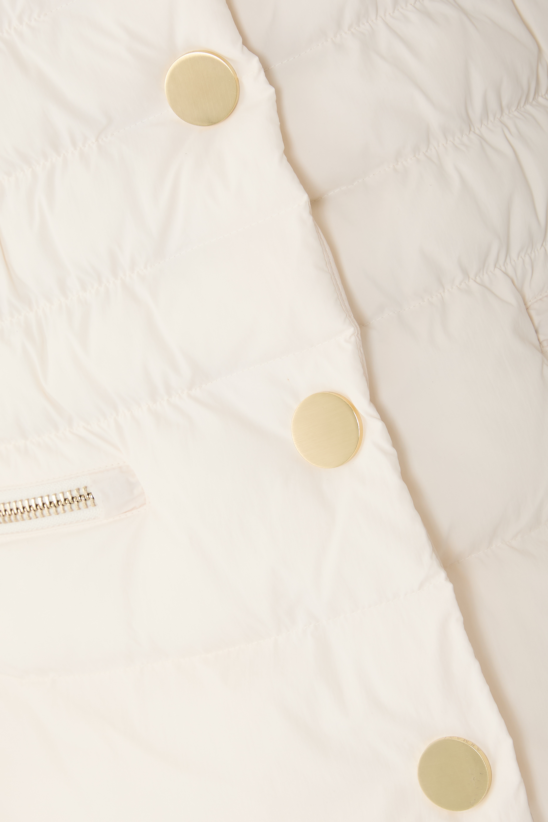 جاكيت مزين بشعار الماركة