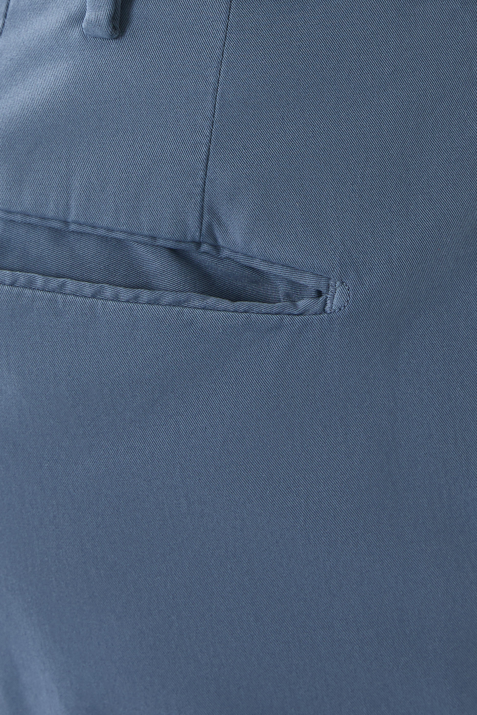 بنطال بشعار الماركة بقصة ضيقة