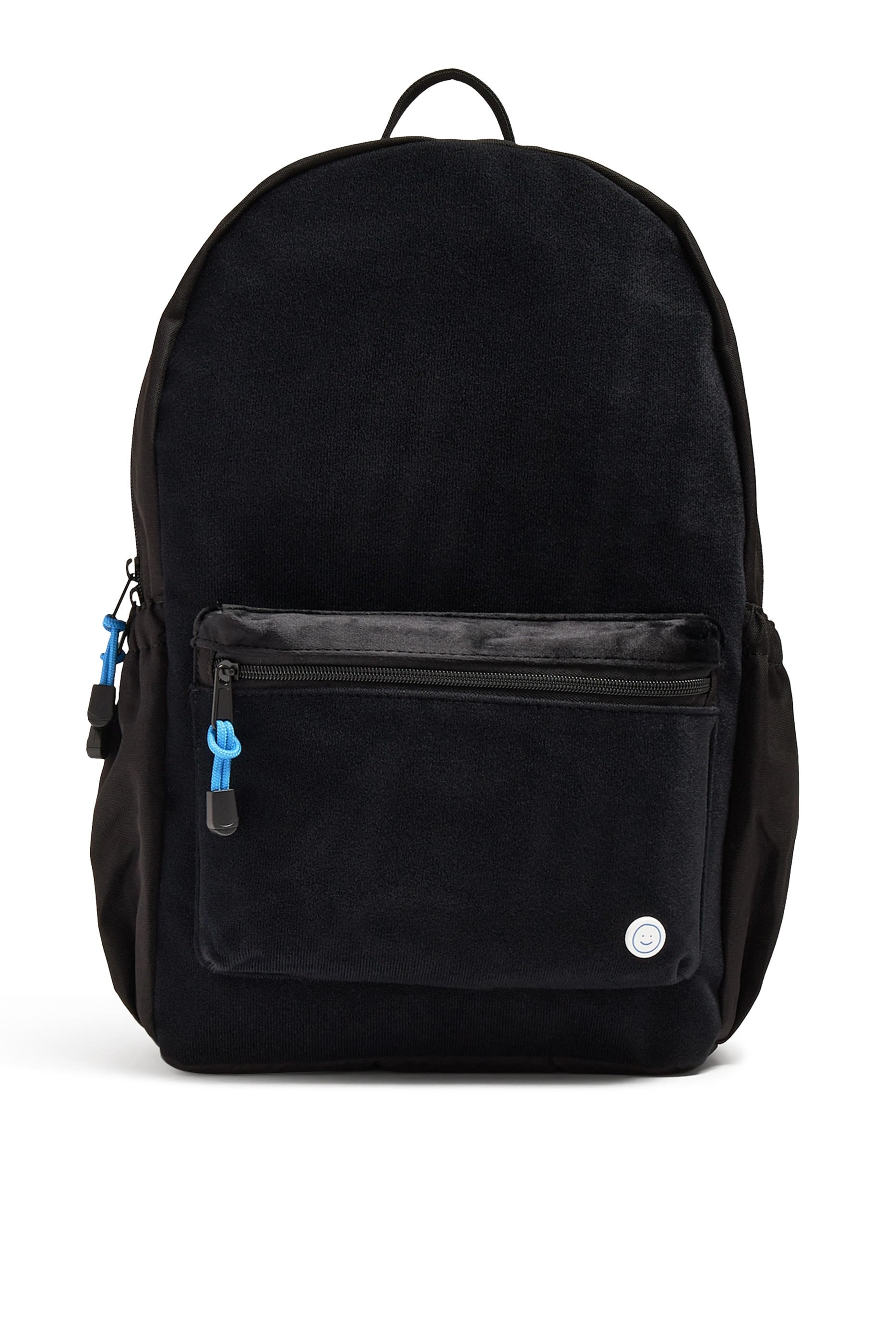 حقيبة ظهر رياضية كبيرة بشعار الماركة