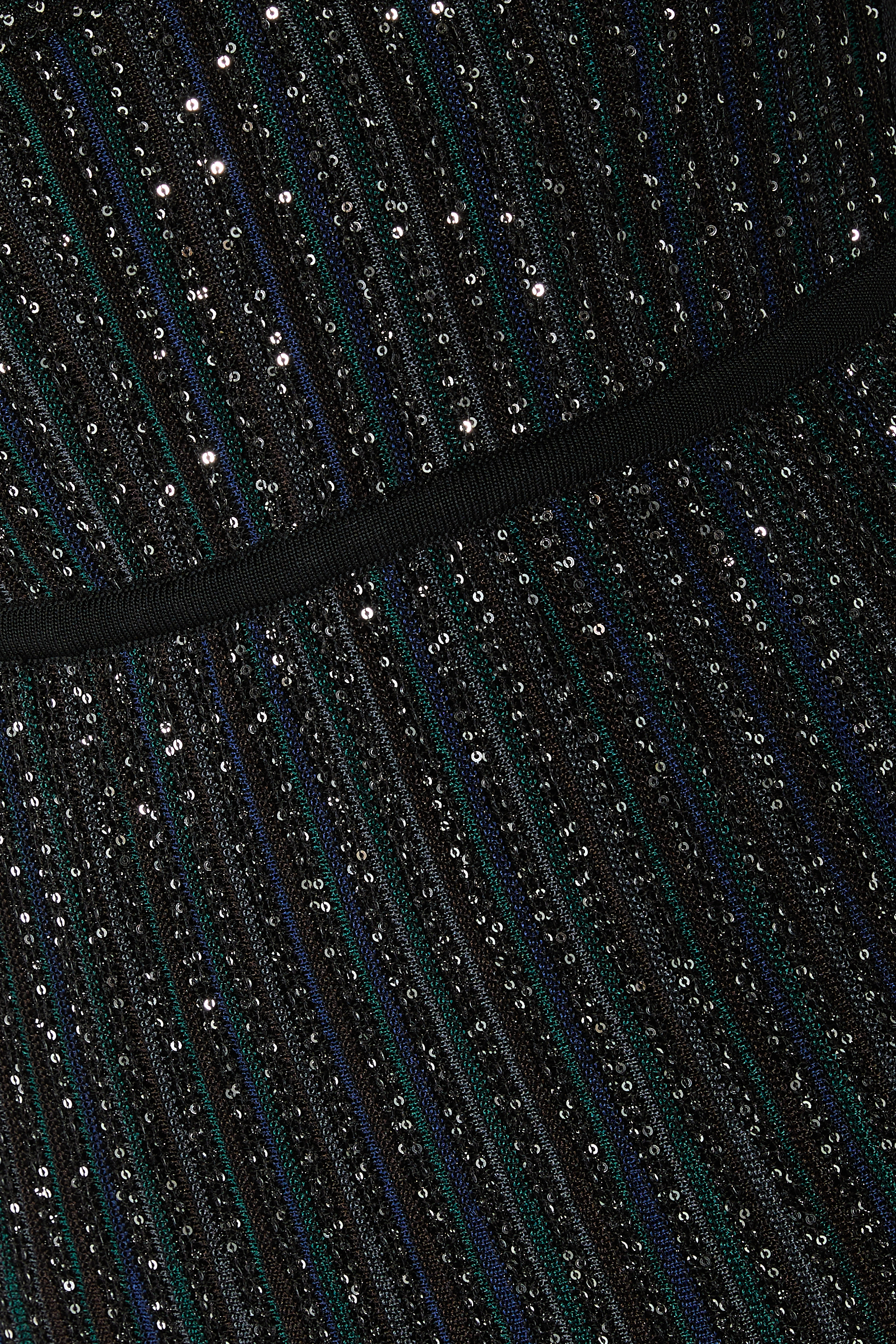 فستان بأكمام طويلة مزين بخطوط لاميه