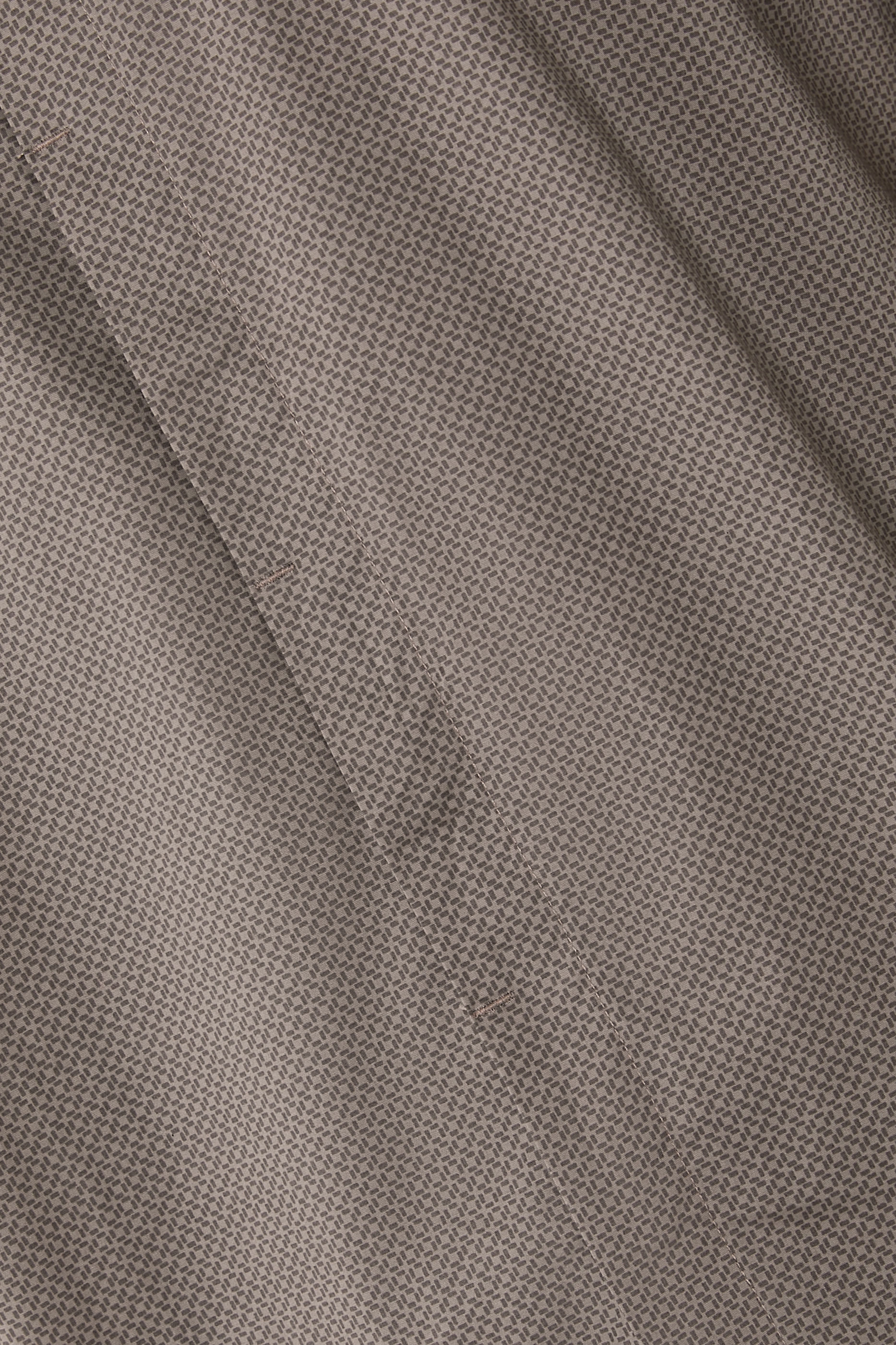 قميص بقصة ضيقة بأكمام قصيرة