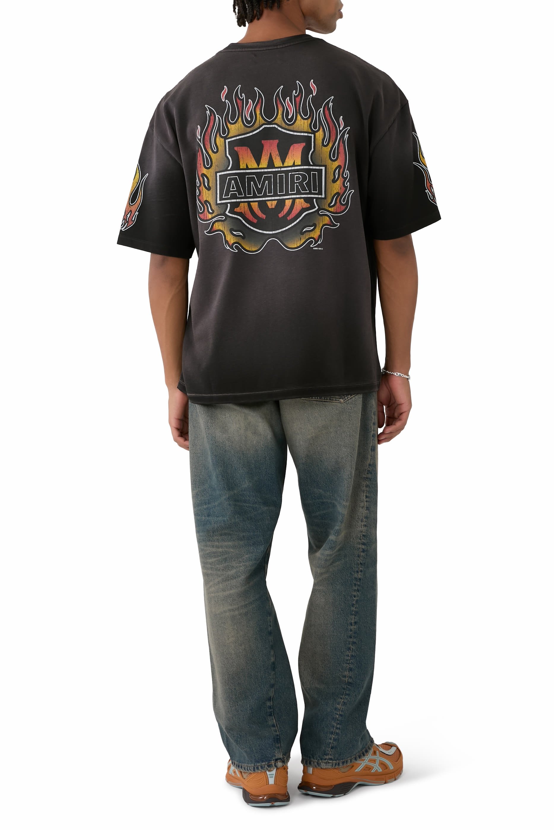تيشيرت بقصة فضفاضة وطبعة لهب وشعار الماركة
