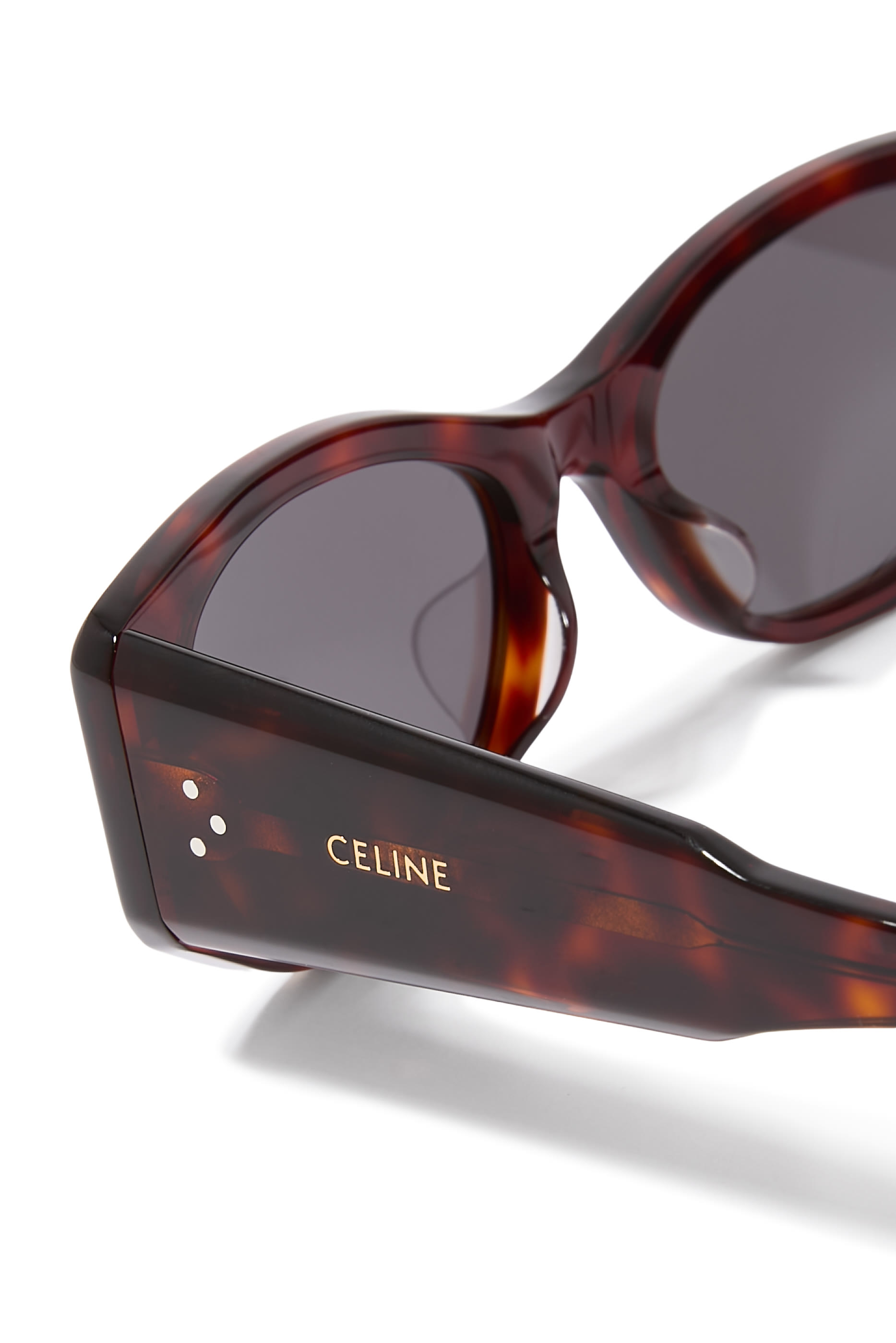 نظارة شمسية بإطار مستطيل وشعار الماركة