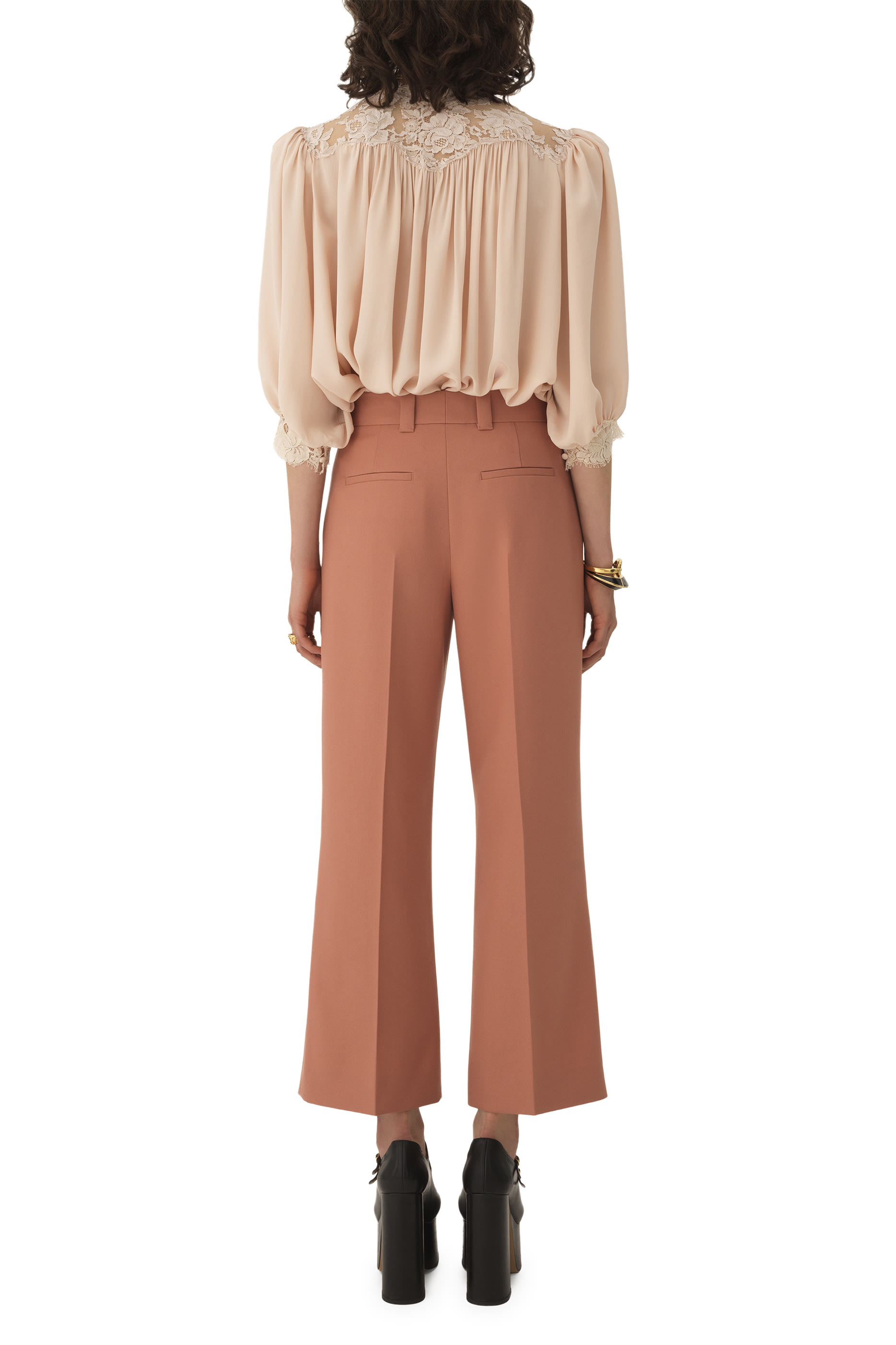 بنطال بقصة بوت واسعة