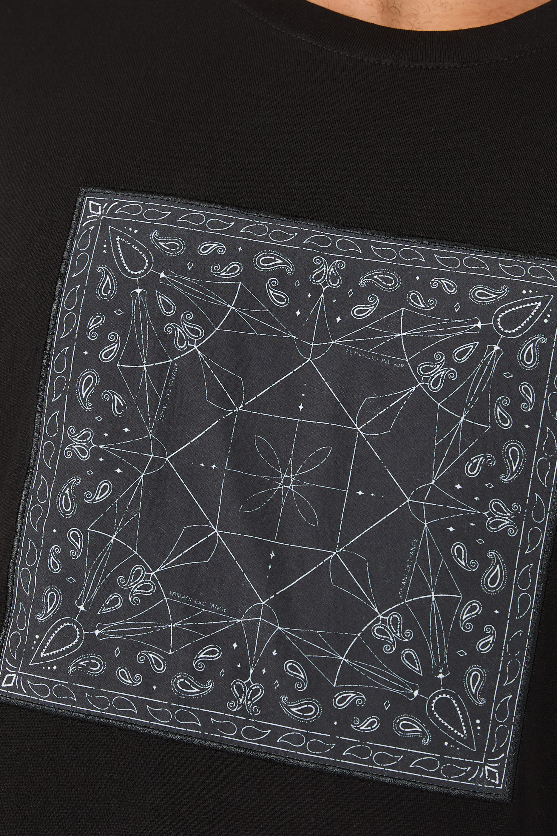 تيشيرت بطبعة كاليدوسكوب