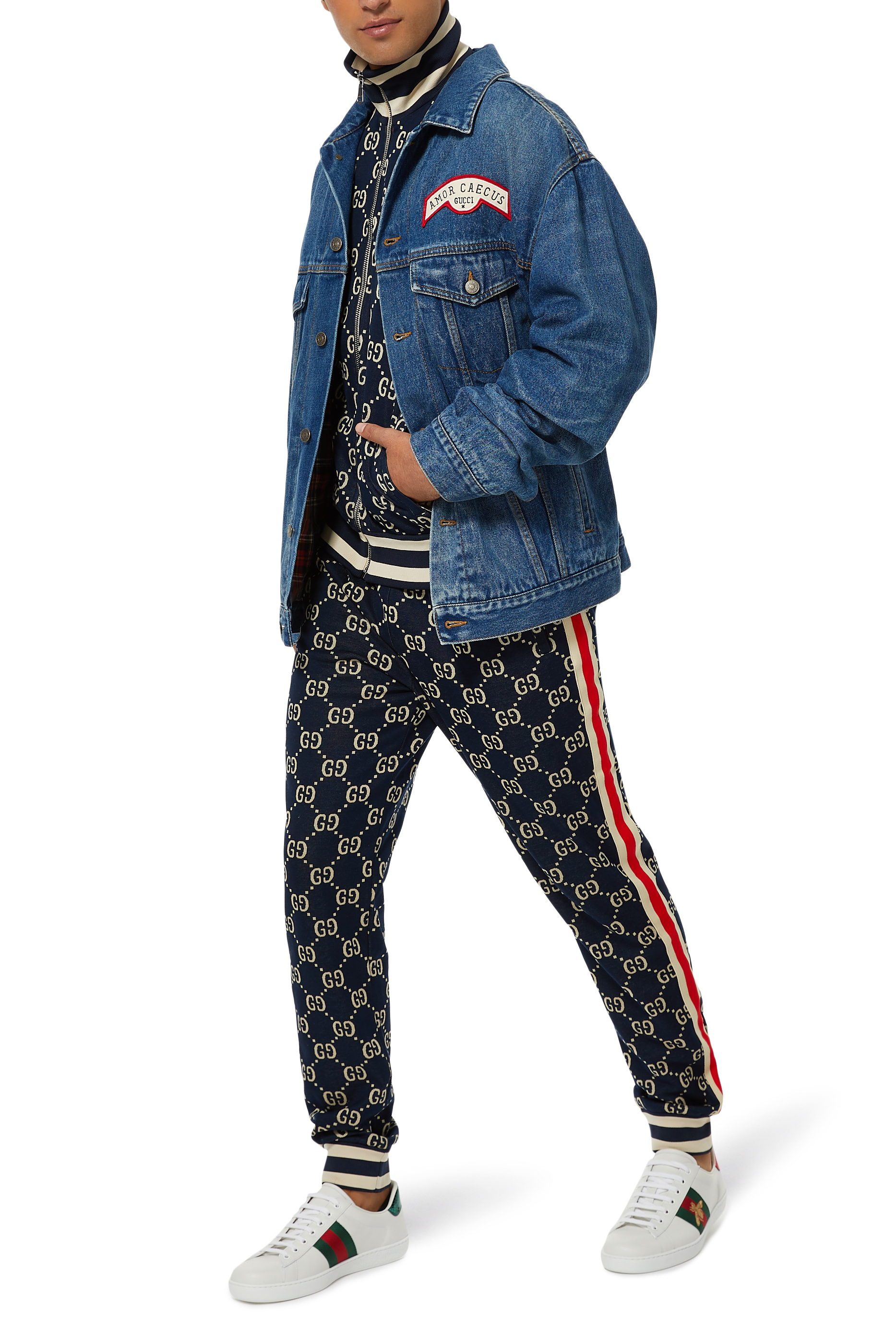 جاكيت دينم بتطريز شعار الماركة وقصة فضفاضة