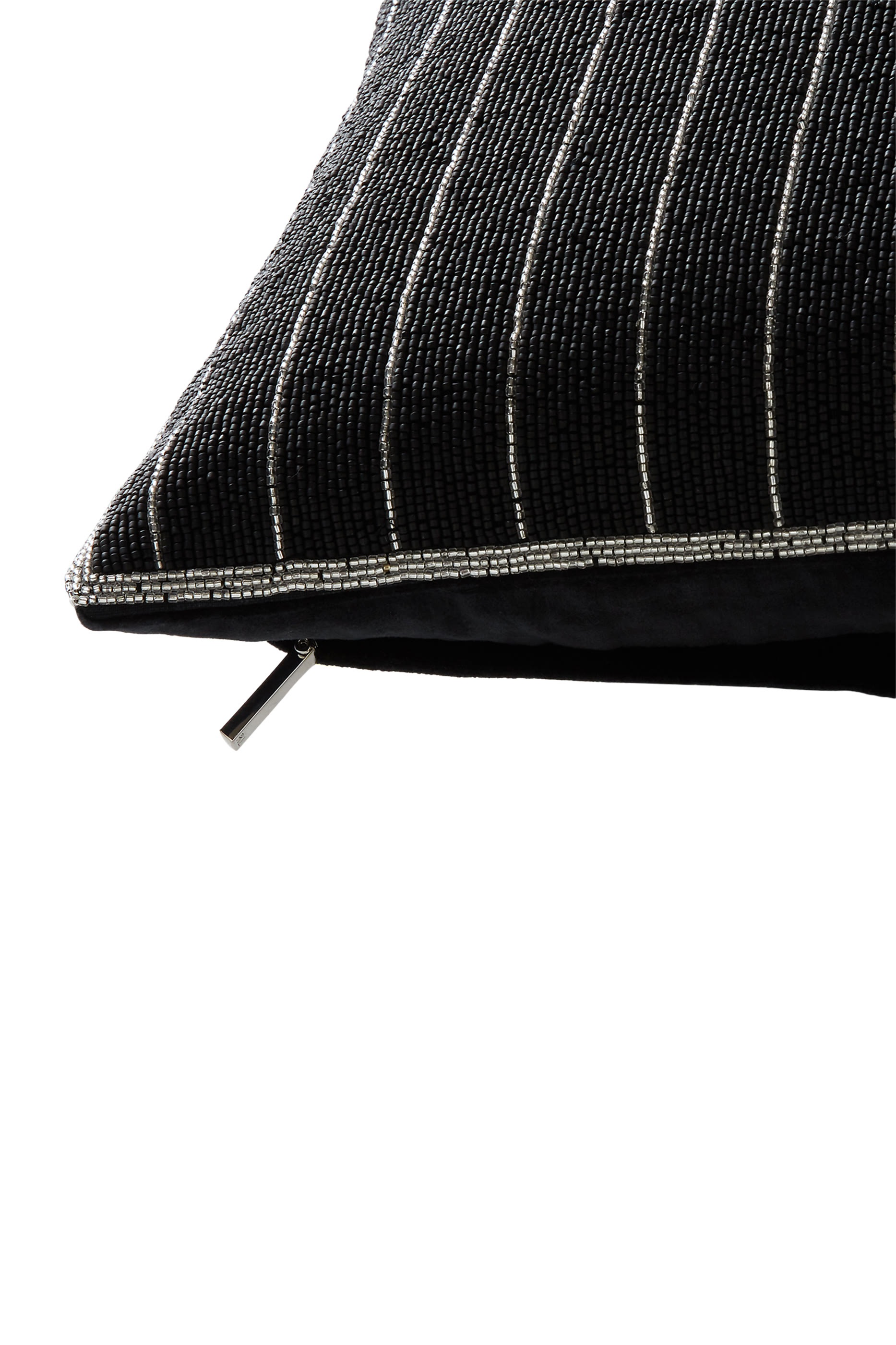 وسادة نورثلي مطرّزة بخرز 