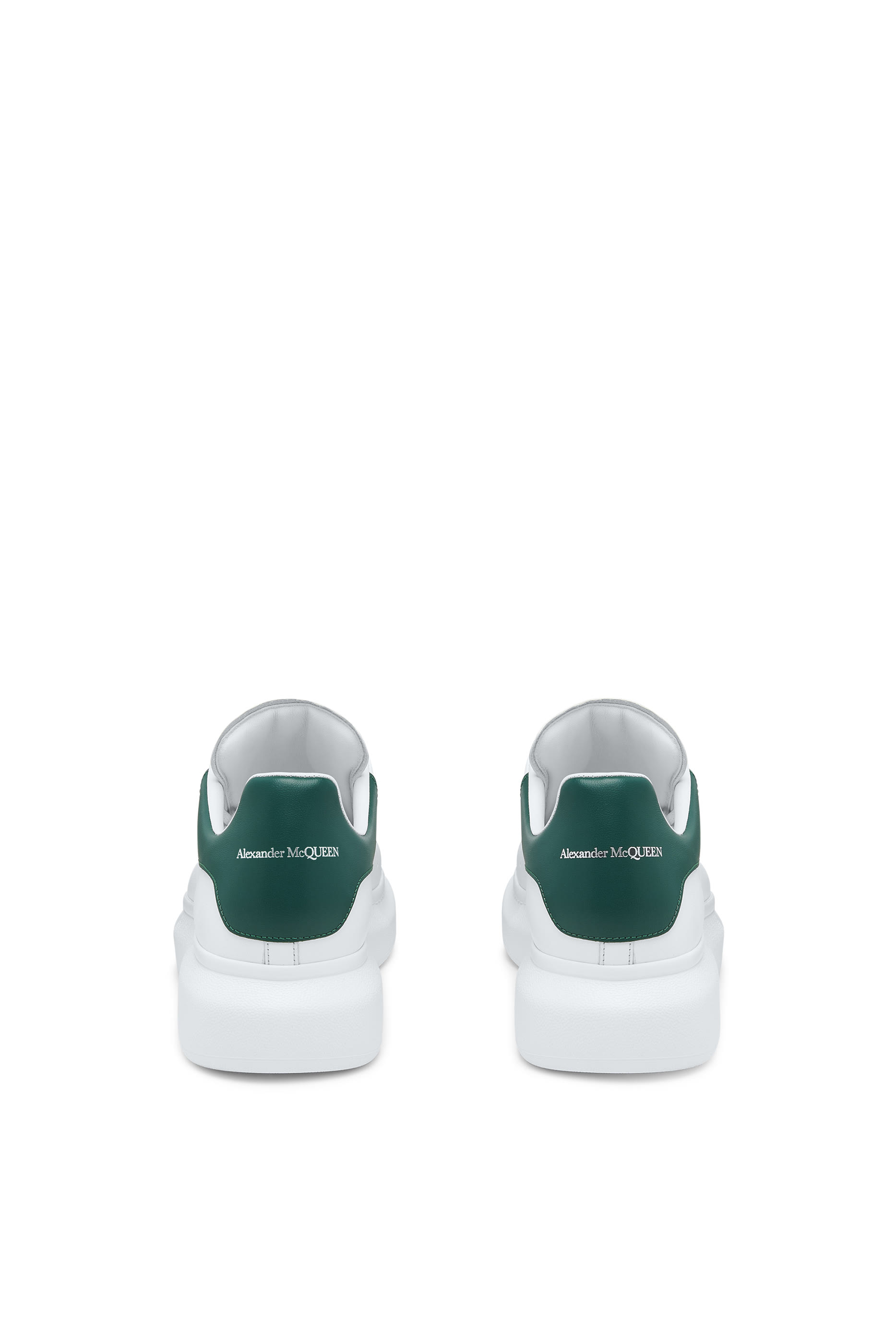 سنيكرز بكاحل منخفض وشعار الماركة