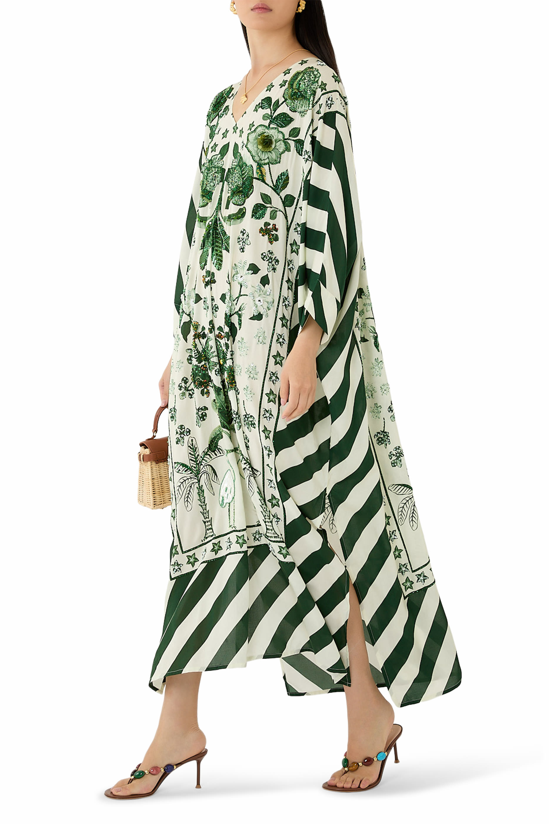 قفطان بأكمام بتصميم جناح الخفاش وتطريز يدوي بخرز