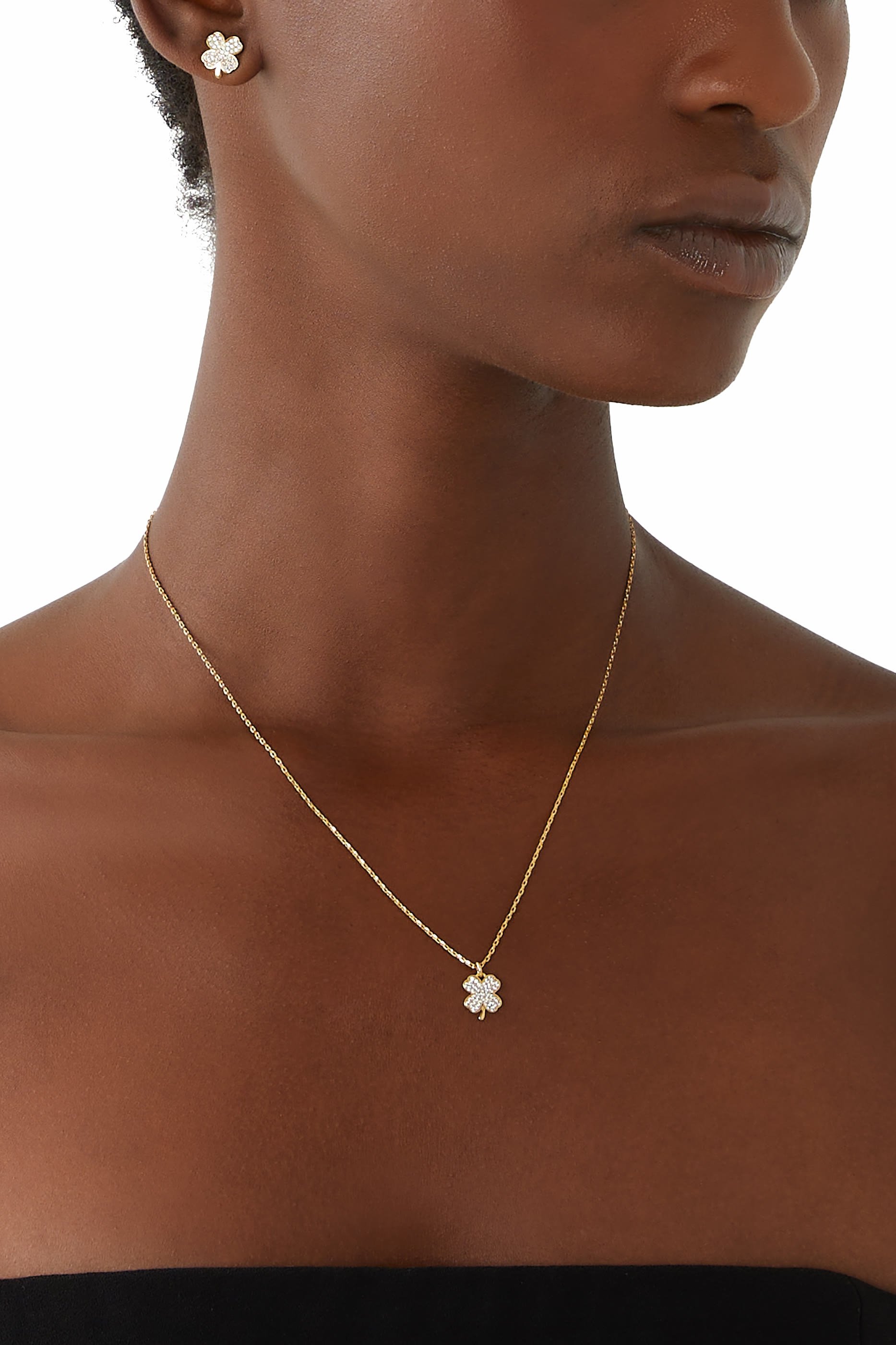 أقراط لاكي تشارم بتصميم برسيم بأحجار بافيه