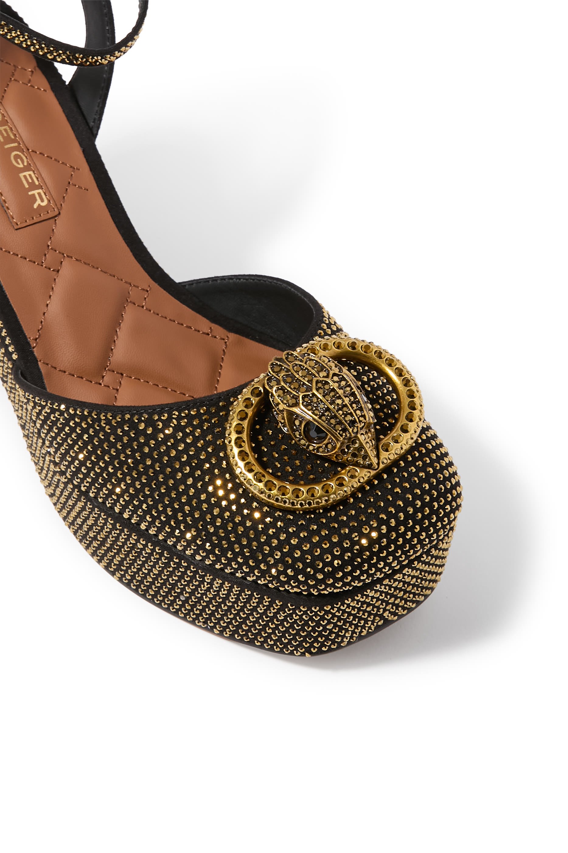 صندل تشيلسي بمقدمة مغلقة ونعل عريض 105