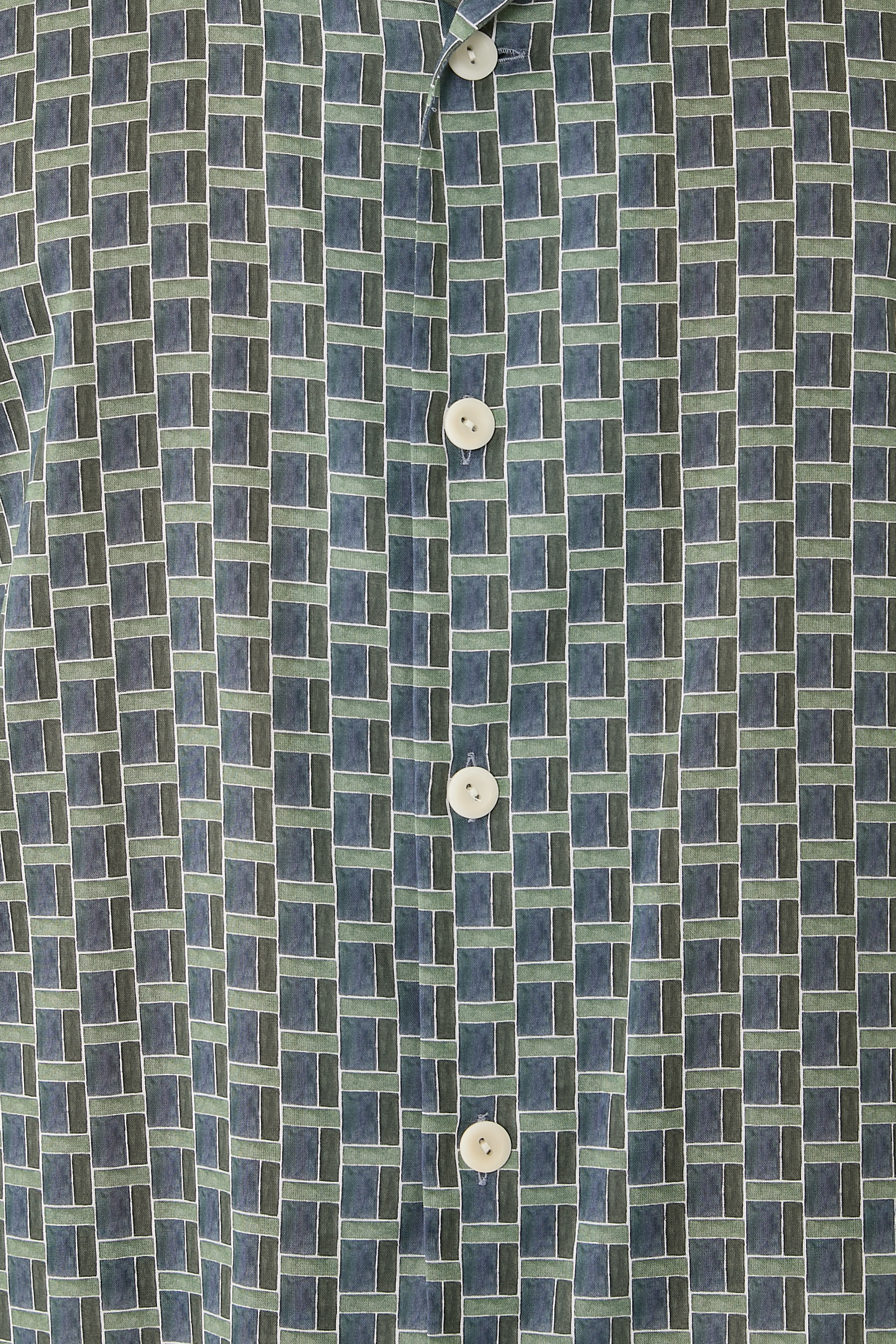 قميص ريزورت بقصة مريحة ونقشة هندسية