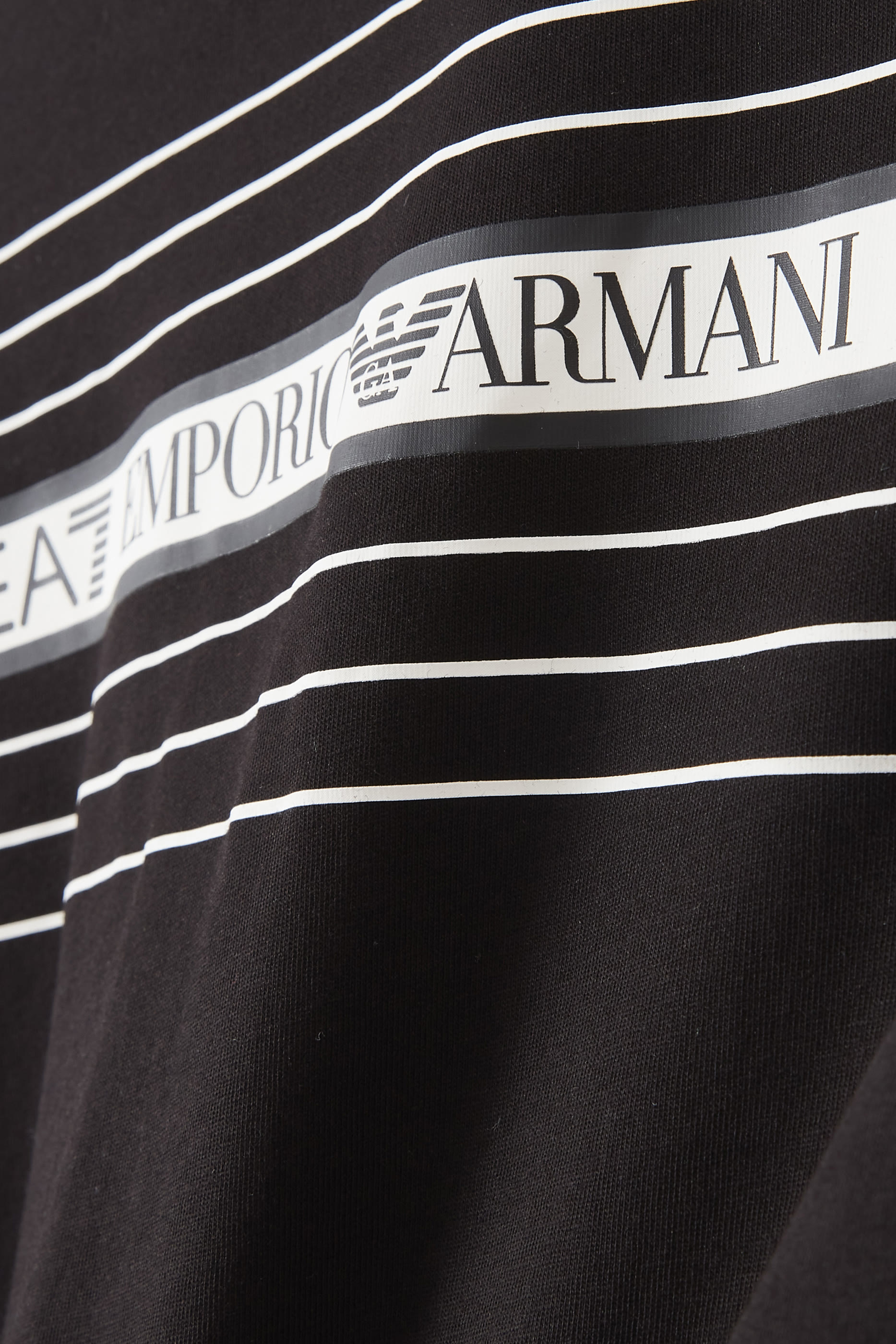 تيشيرت بشعار الماركة للأطفال