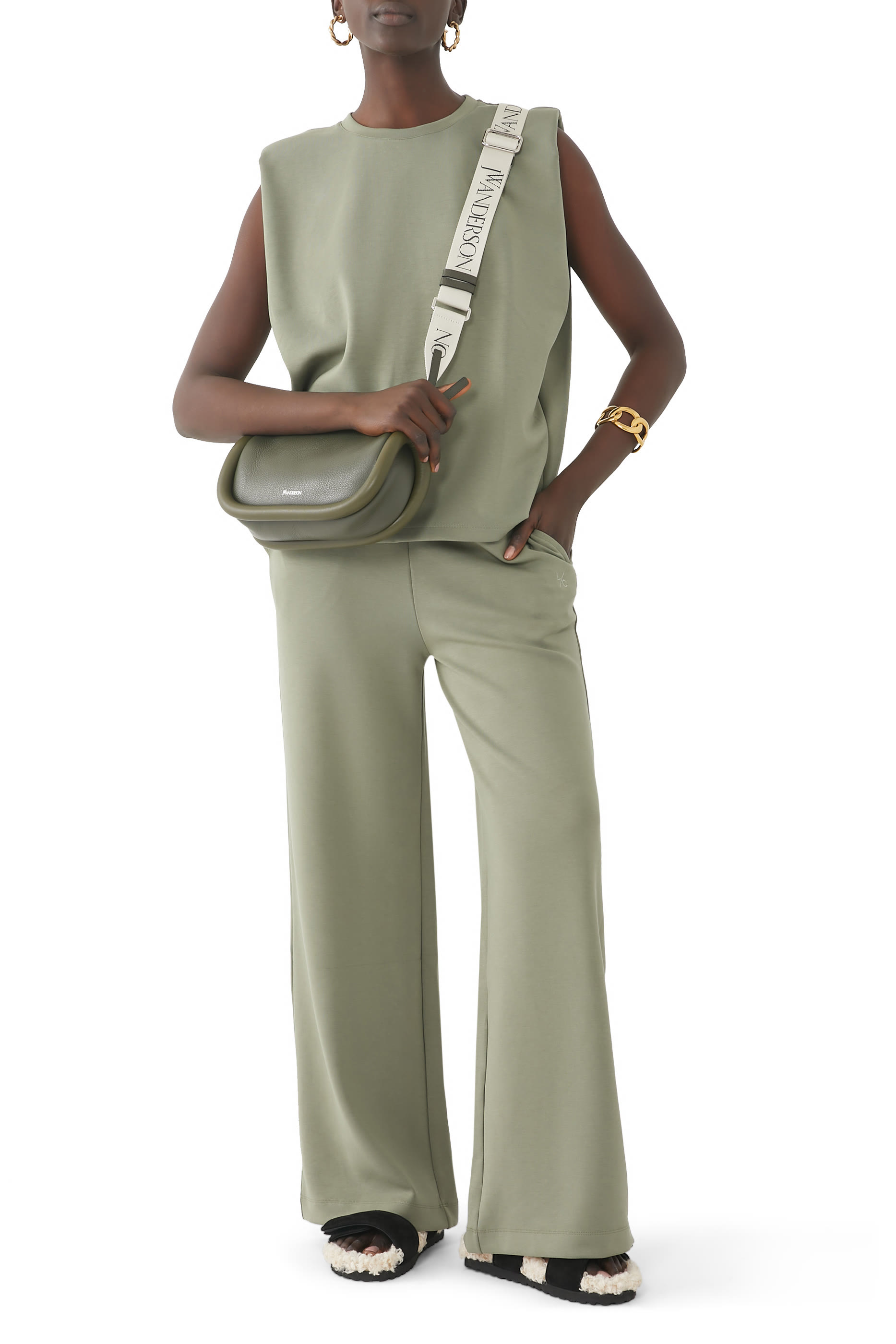 تيشيرت بأكتاف مبطنة للبيت