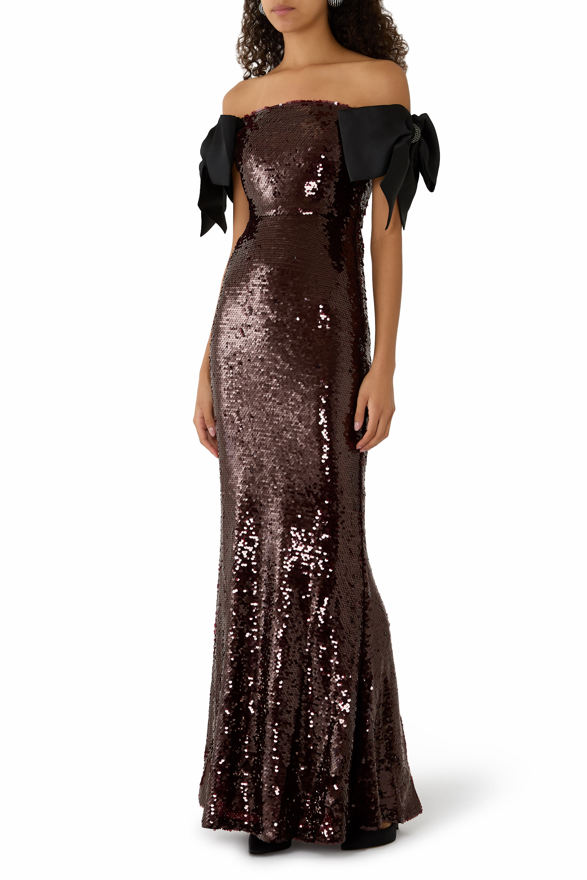 فستان طويل مزين بفيونكة وترتر