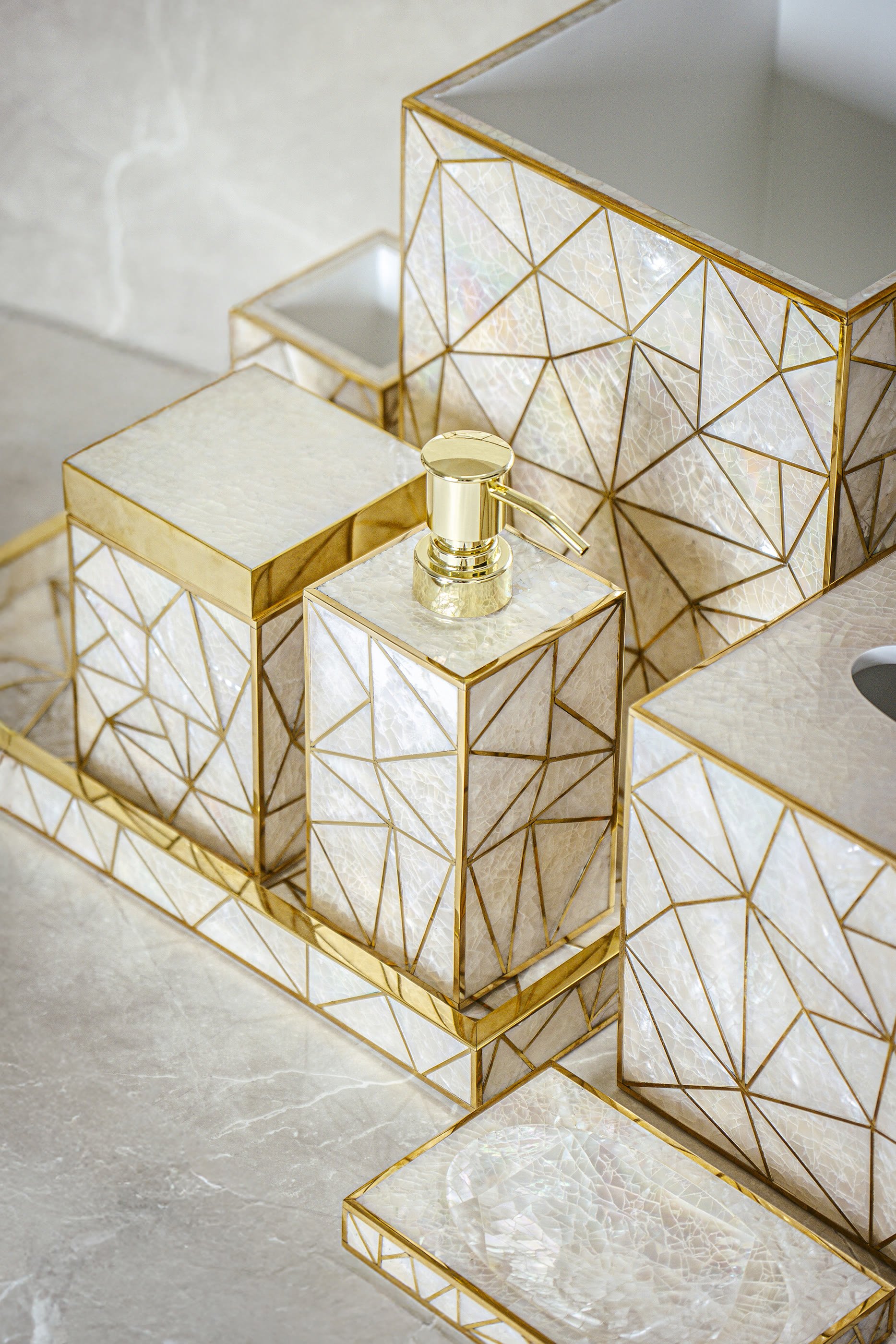 Crackled Mop Shell Waste Bin