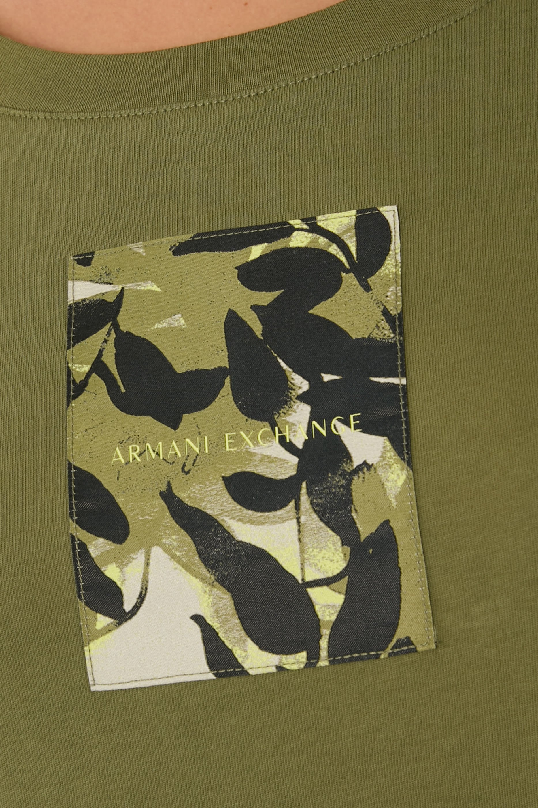 تيشيرت بقصة مريحة وطبعة شعار الماركة