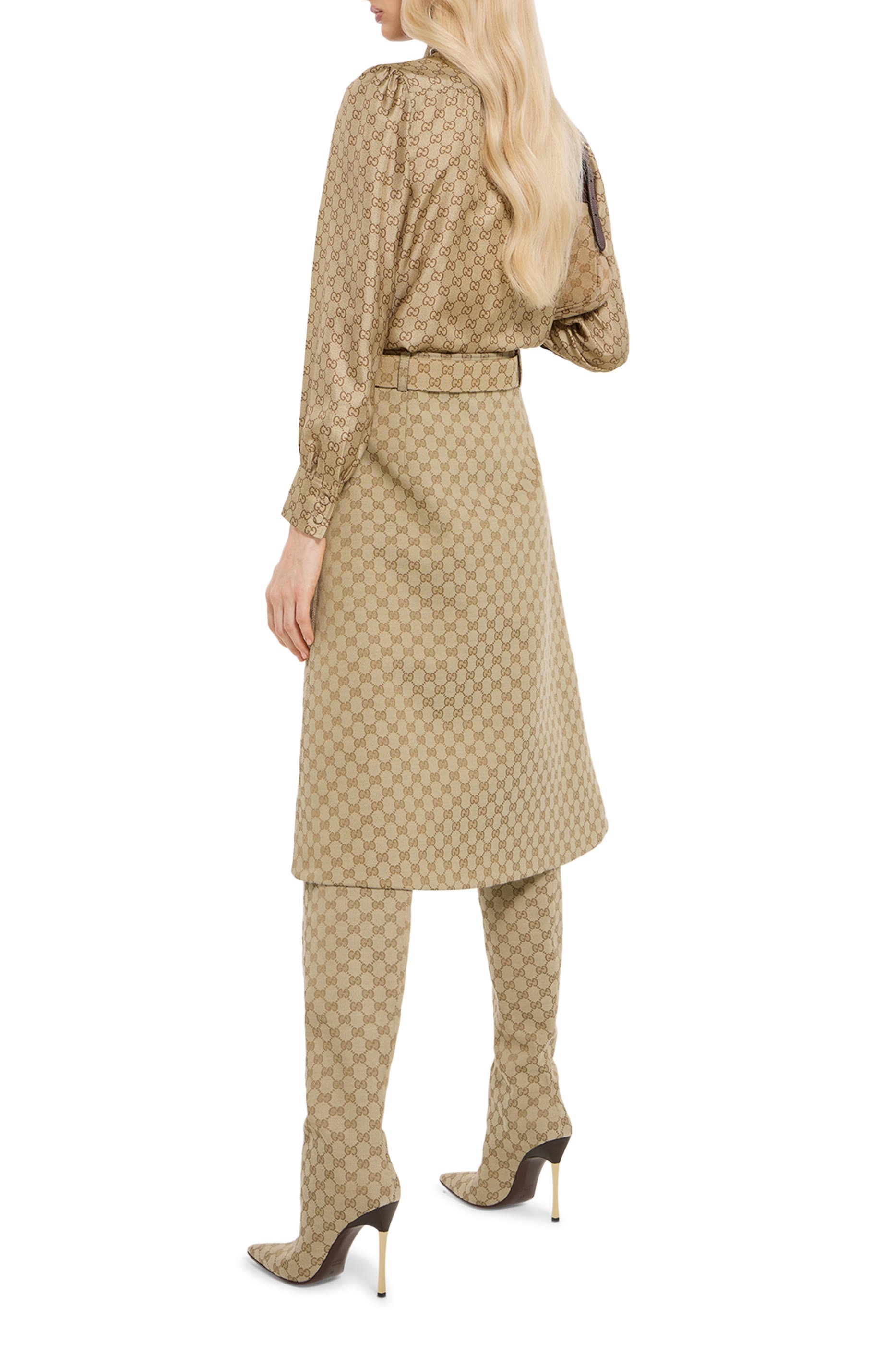 قميص حرير تويل مزين كليا بنقشة حرفي شعار الماركة