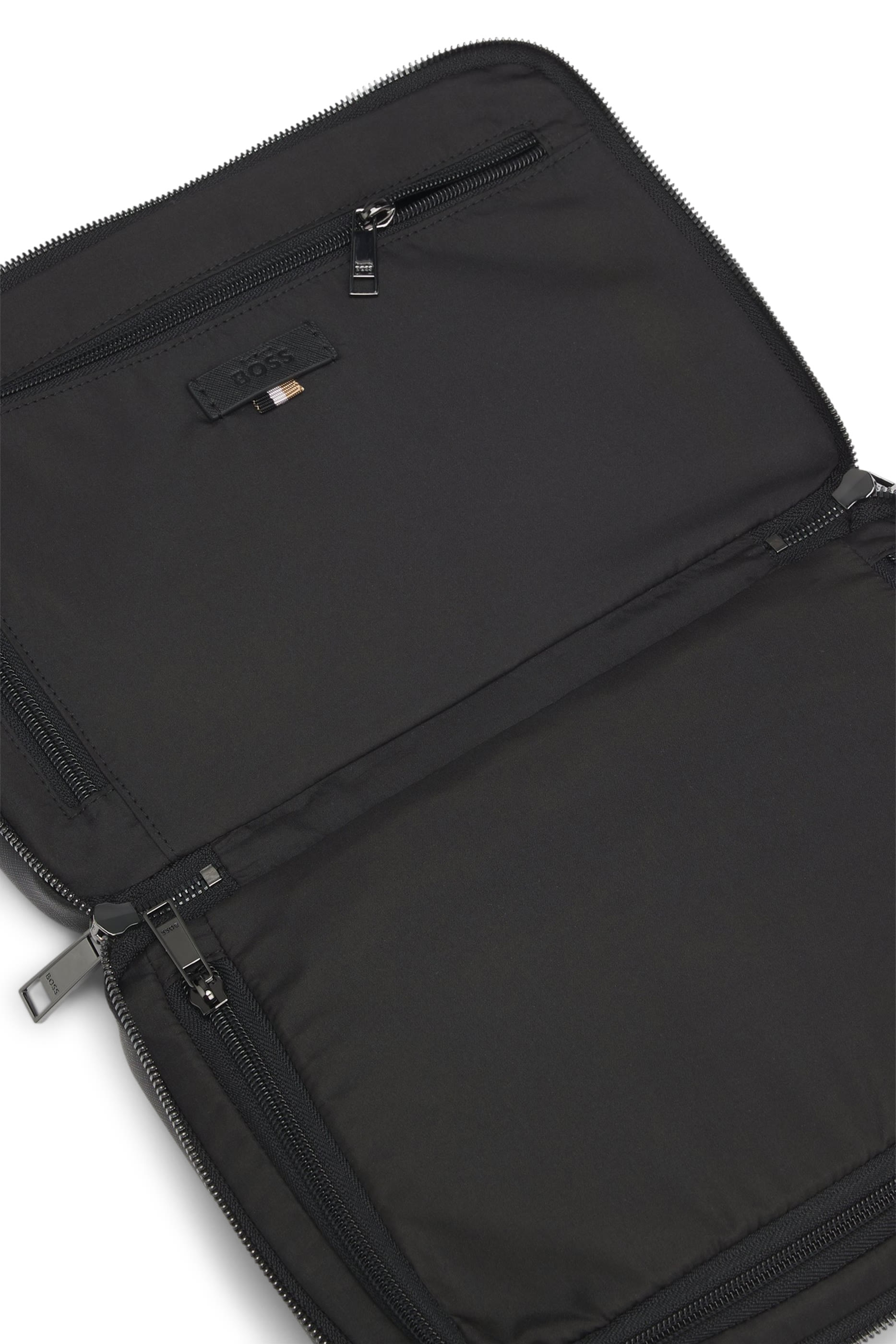 حقيبة زاير لمستحضرات العناية الشخصية بنقشة شعار الماركة اللامع