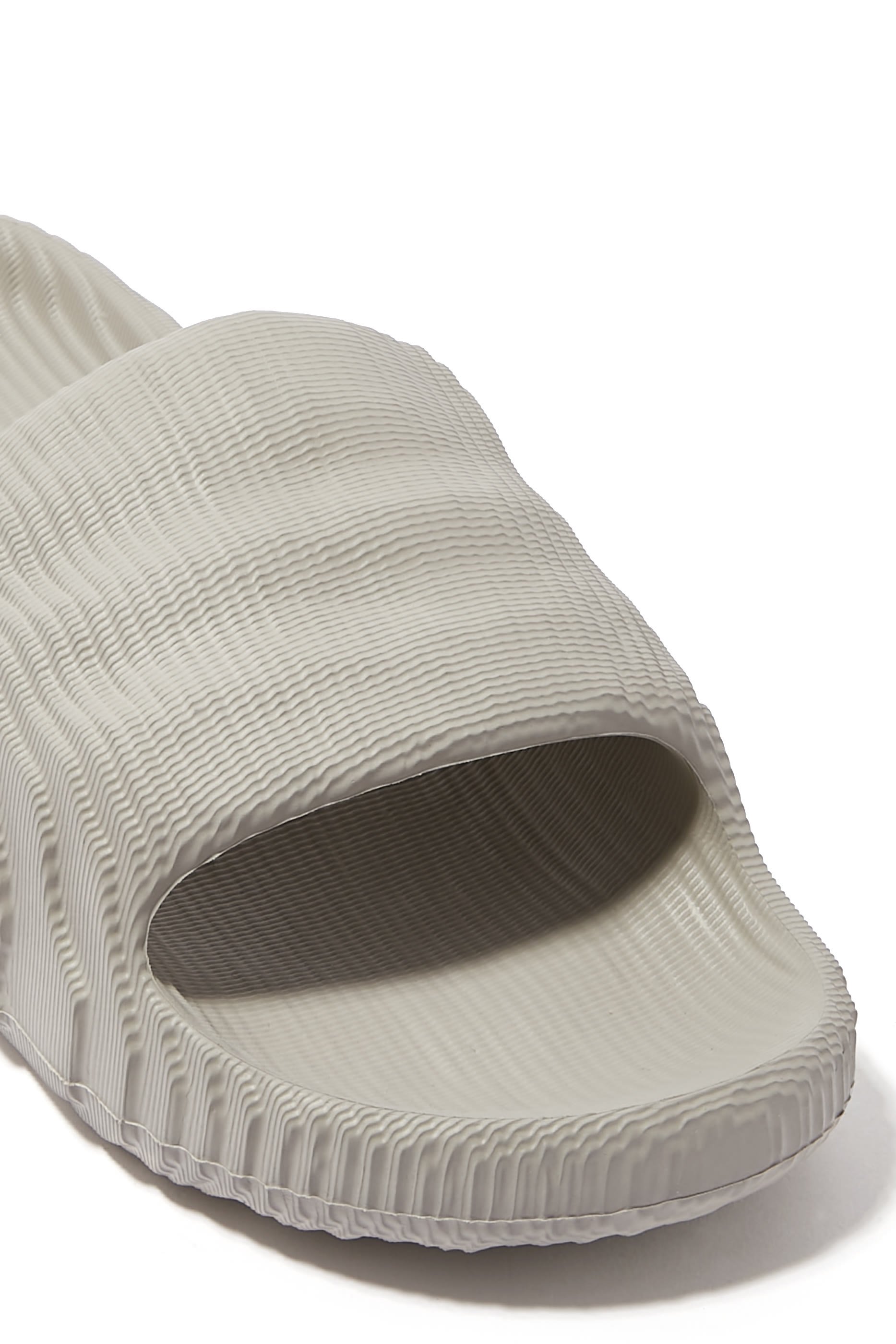 حذاء مفتوح أديليت 22