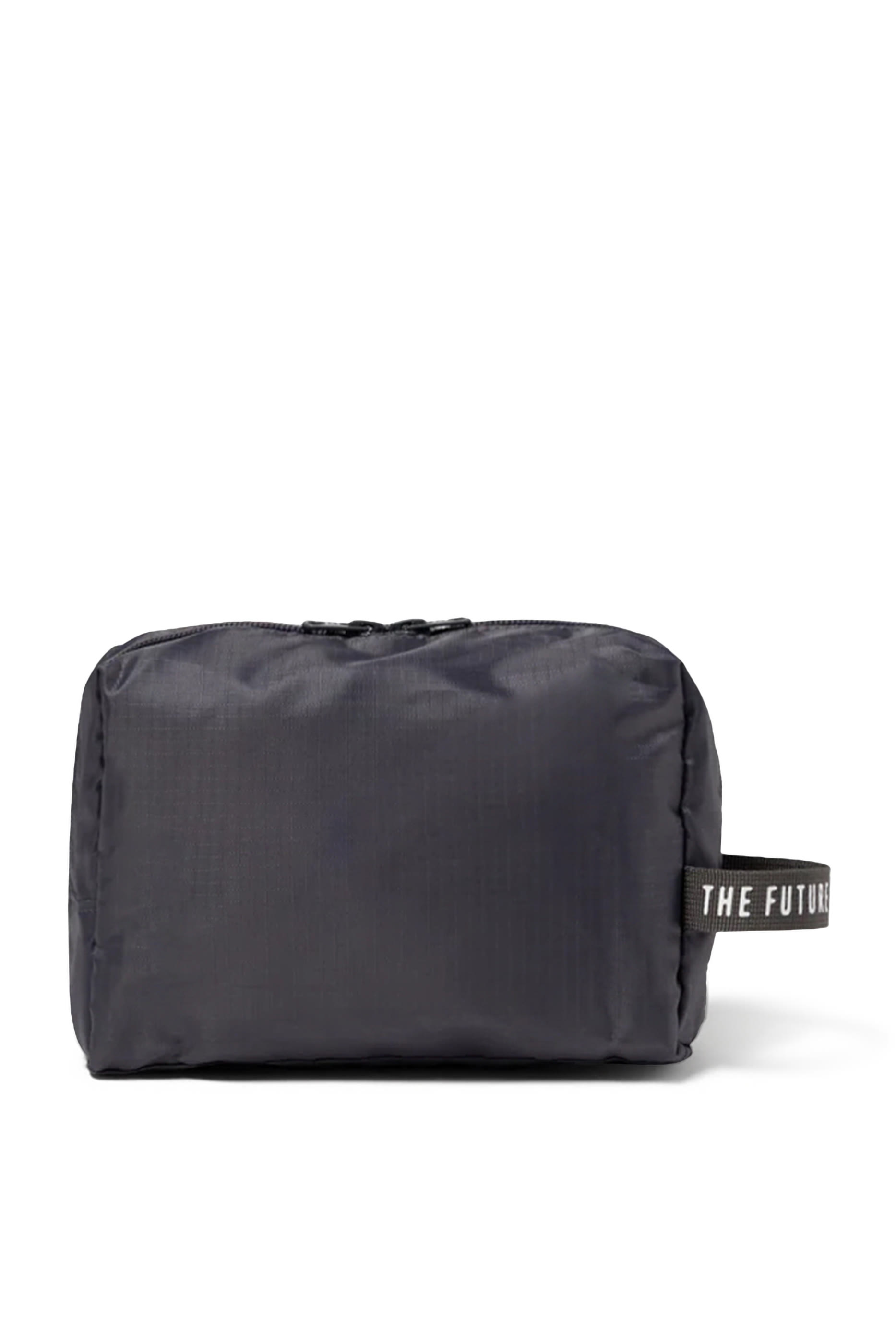 حقيبة صغيرة للسفر بشعار الماركة