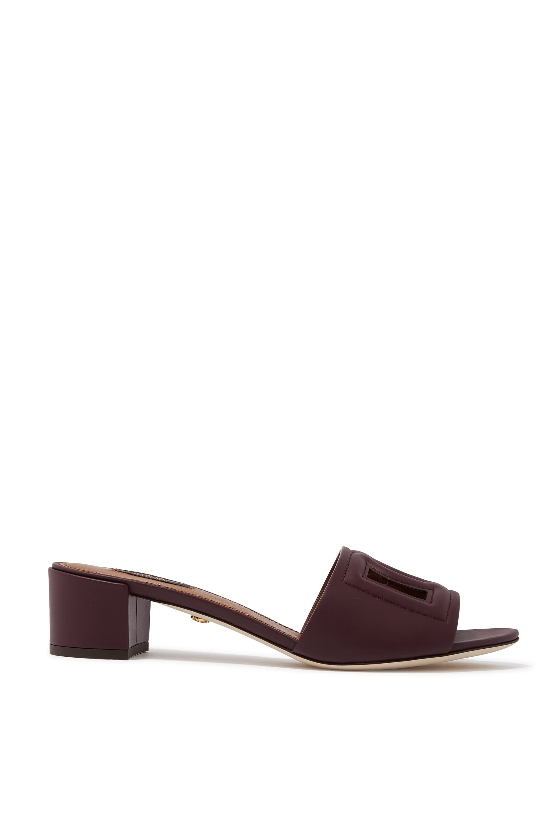 صندل 40 بحرفي شعار الماركة بتصميم ميلينيالز