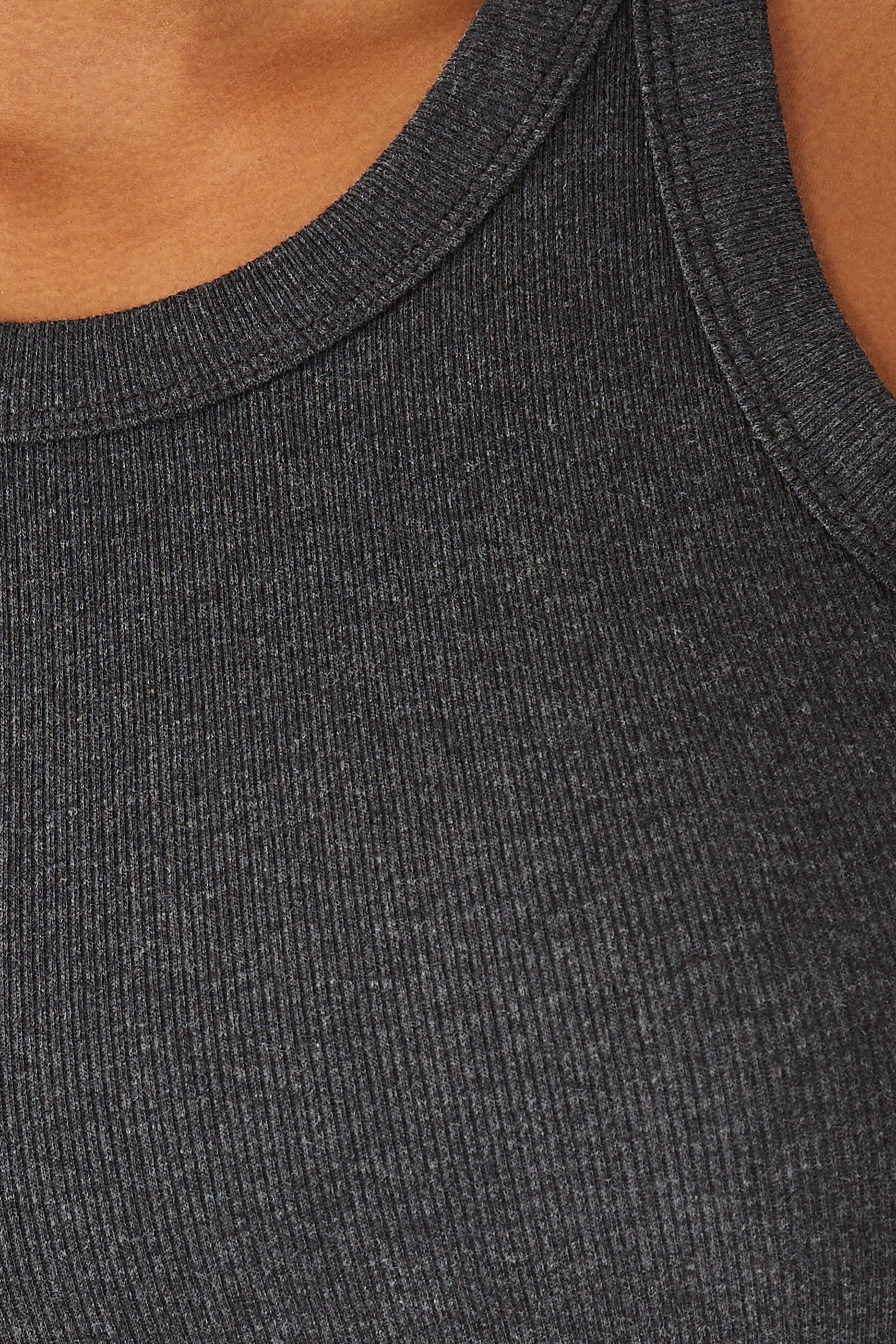 بلوزة بلا أكمام بحواف مقوسة قماش مضلع