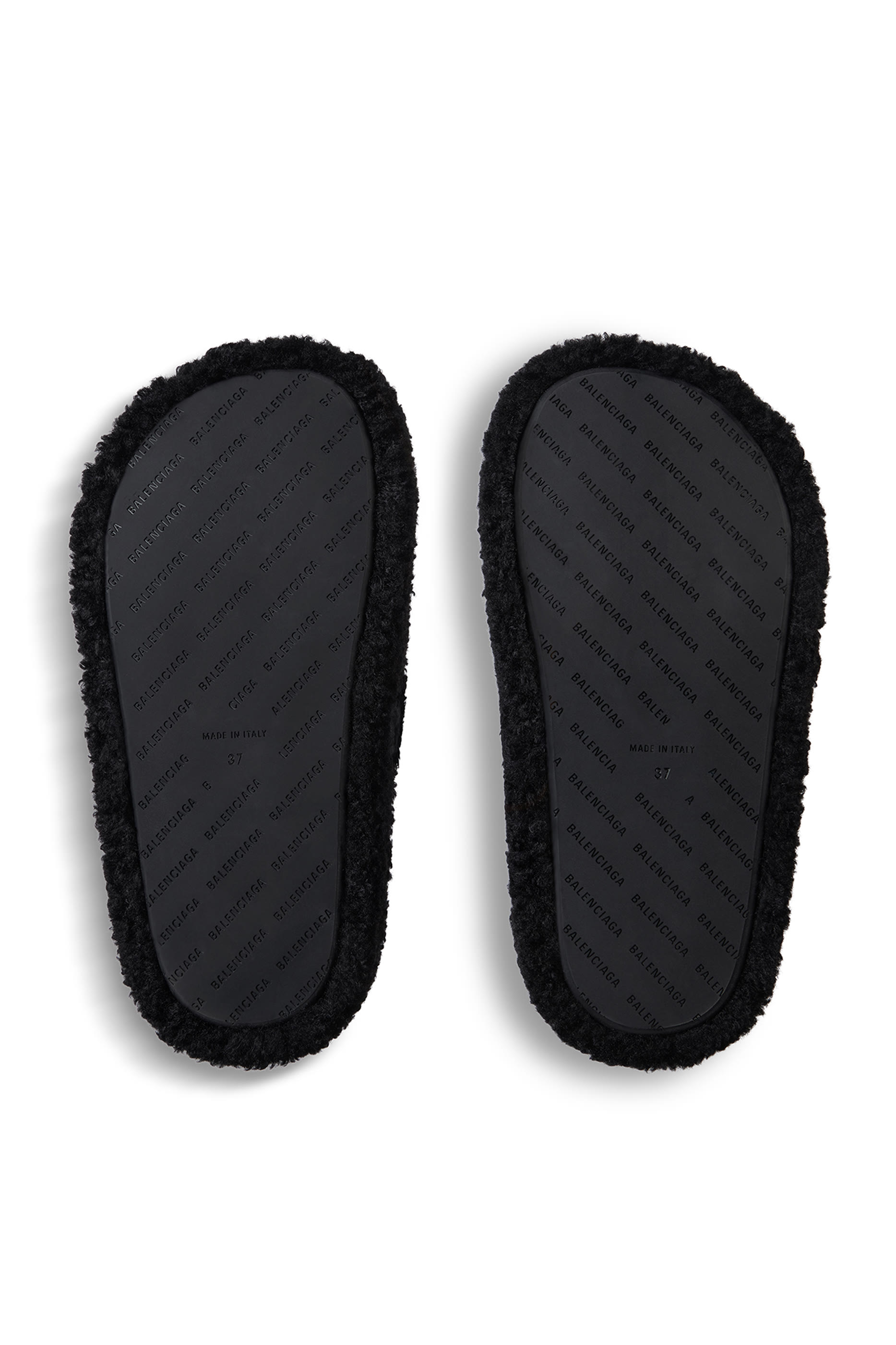 حذاء مفتوح فرو بشعار الماركة بتصميم حملة انتخابية