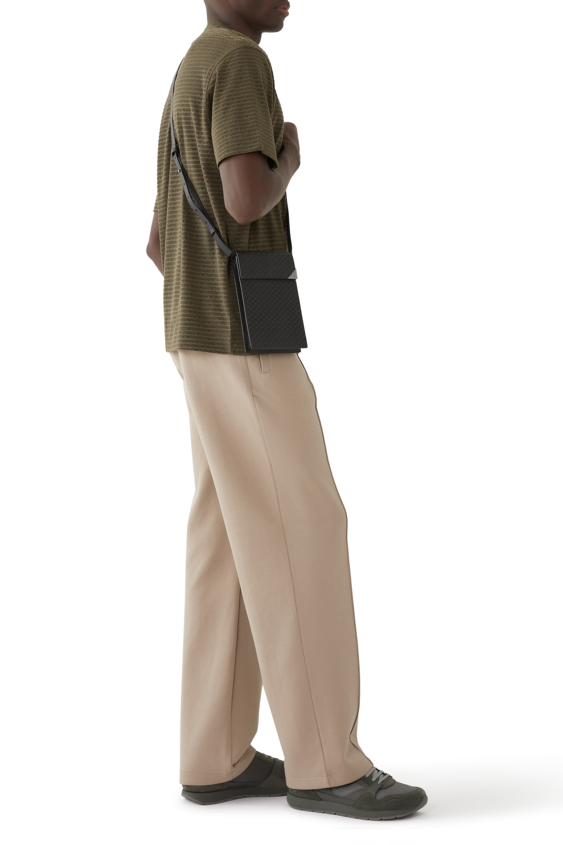 حقيبة كتف محفورة بشعار الماركة