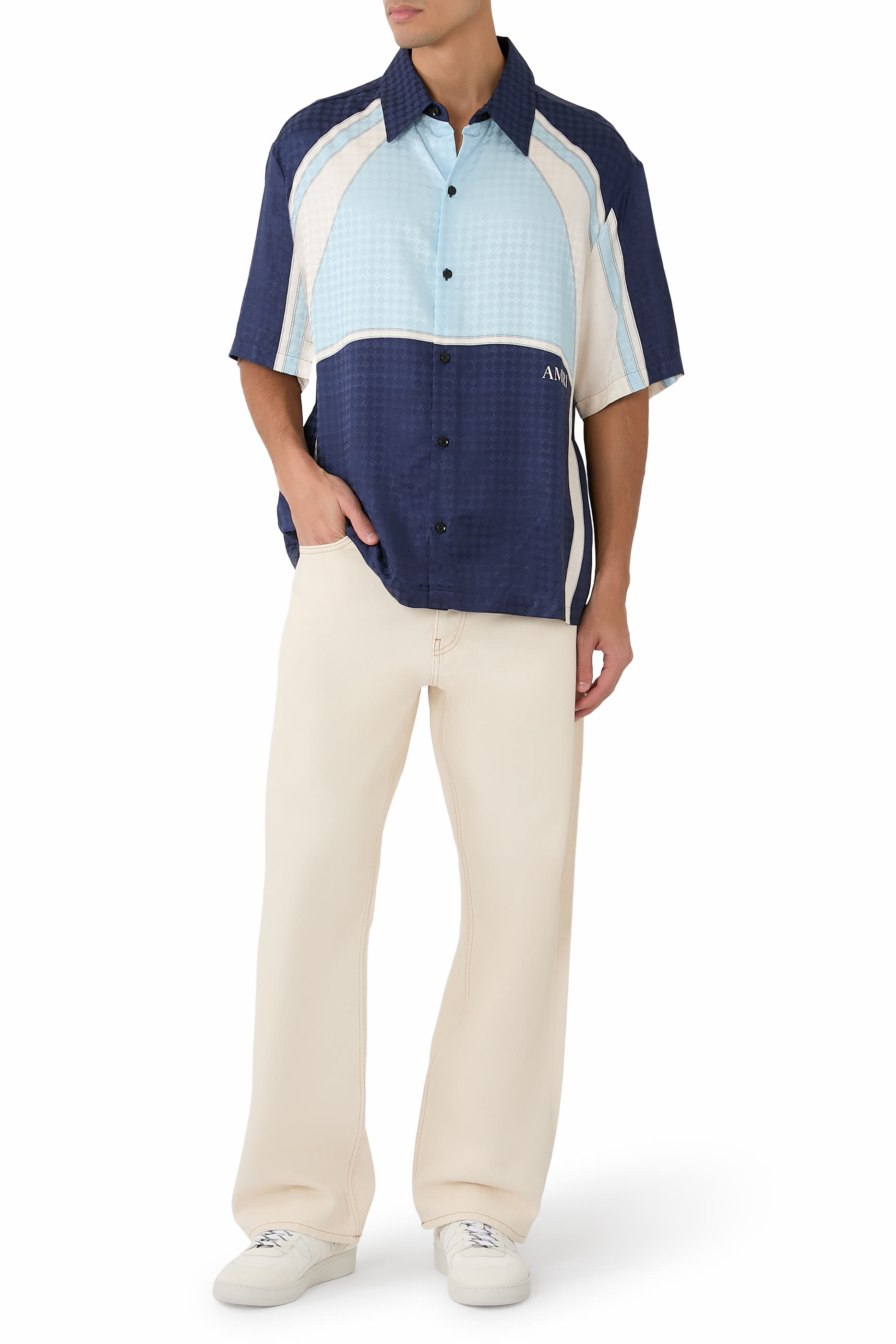 قميص بقصة فضفاضة بياقة مطوية وأجزاء بشعار الماركة