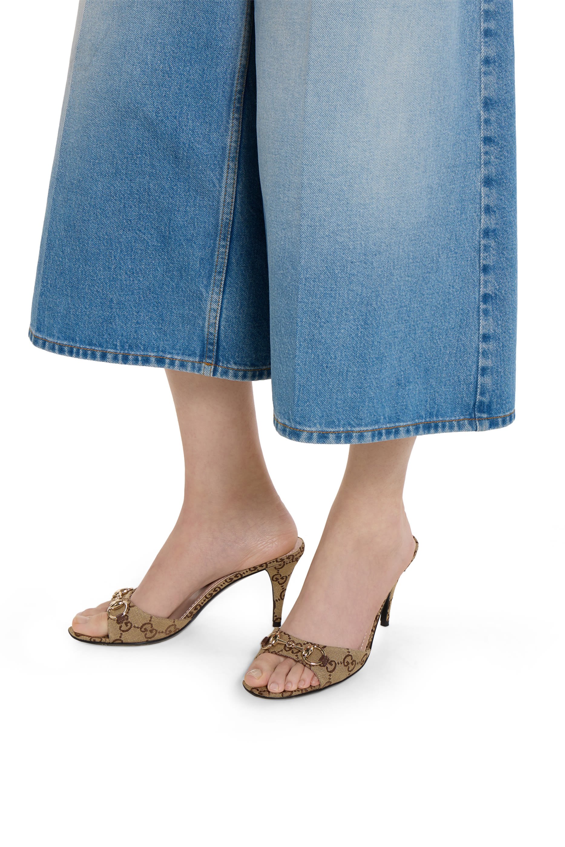 صندل 85 بشعار الماركة وحلية لجام الحصان