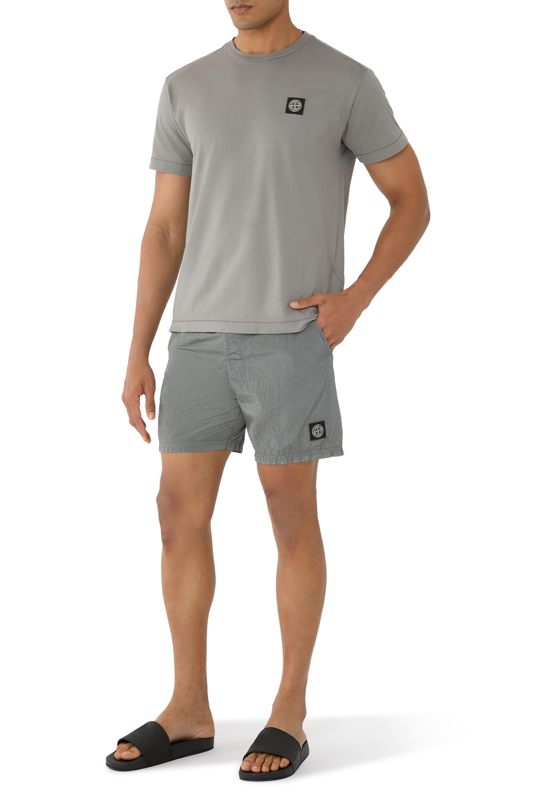 تيشيرت بقصة ضيقة ورقعة شعار الماركة