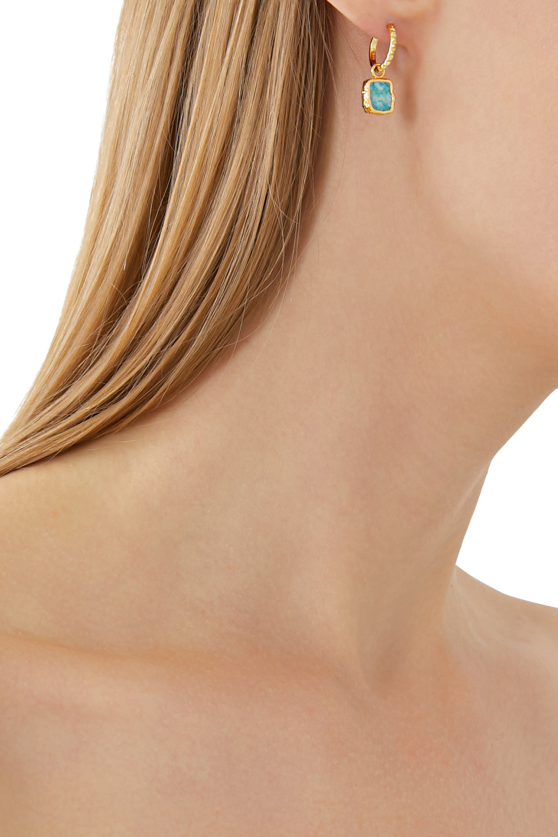 أقراط دائرية صغيرة بحلي هرمية مرصعة بأحجار امازونيت مطلي بالذهب عيار 18