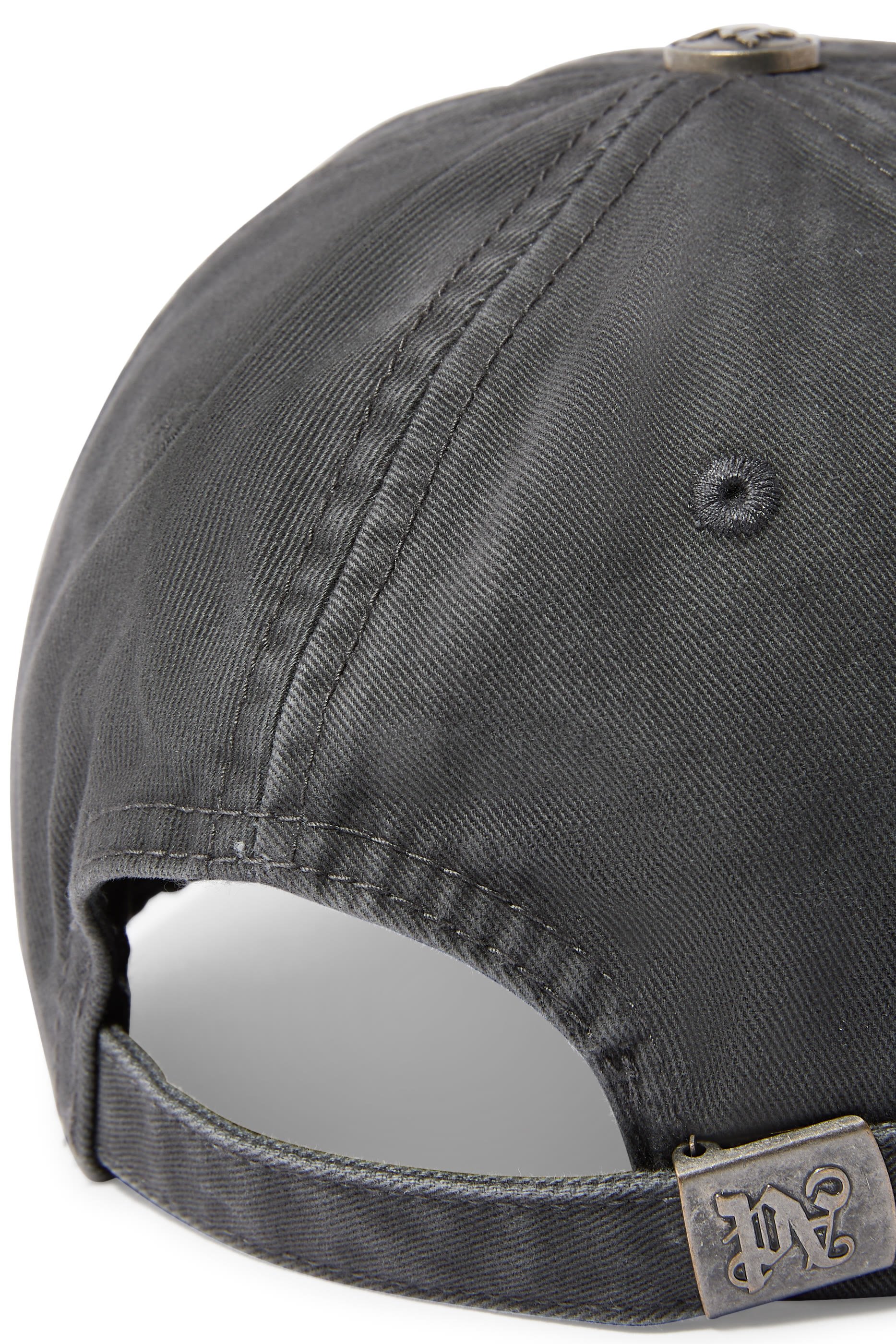 كاب بشعار الماركة بتصميم منحني