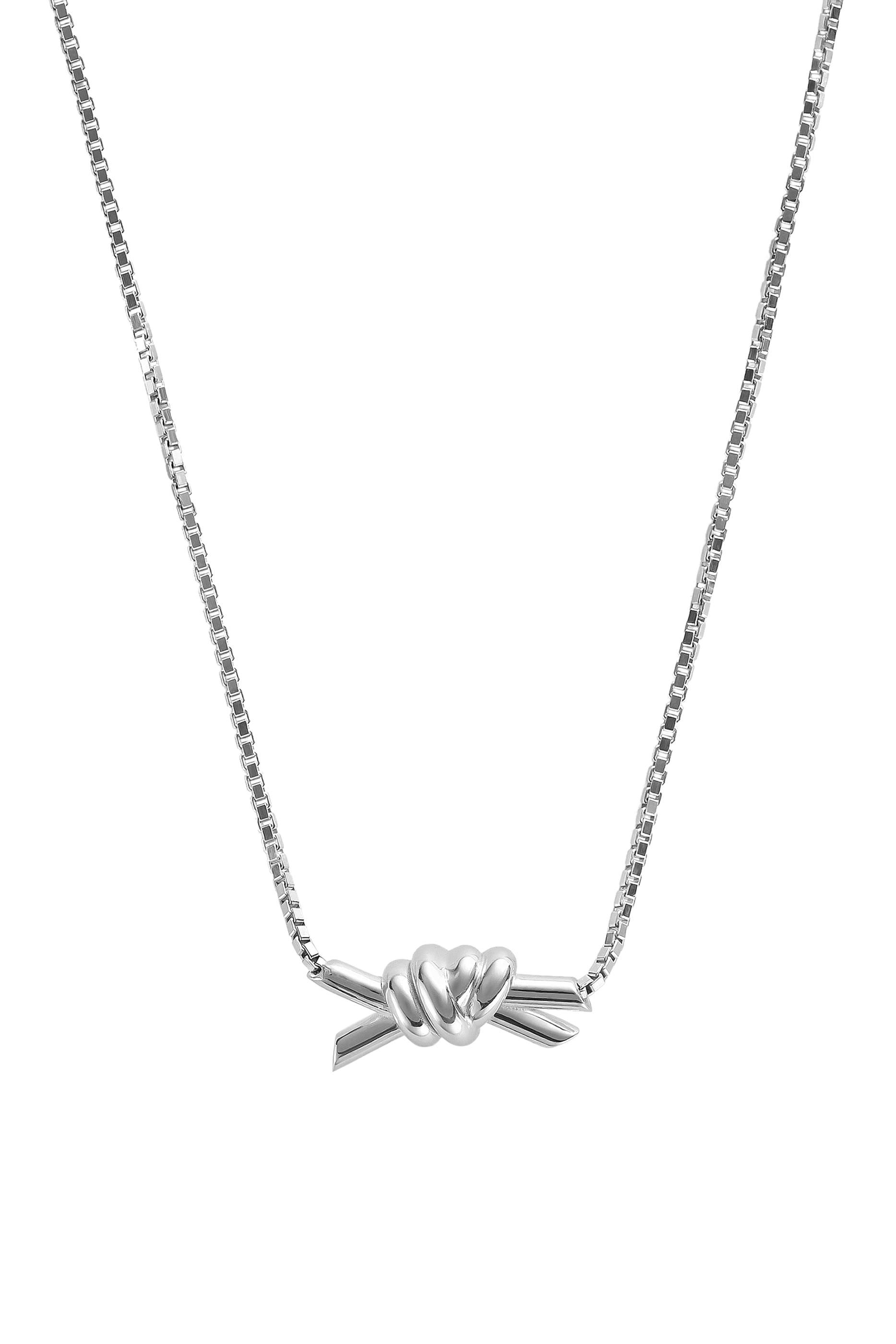 قلادة بحلية بتصميم عقدة