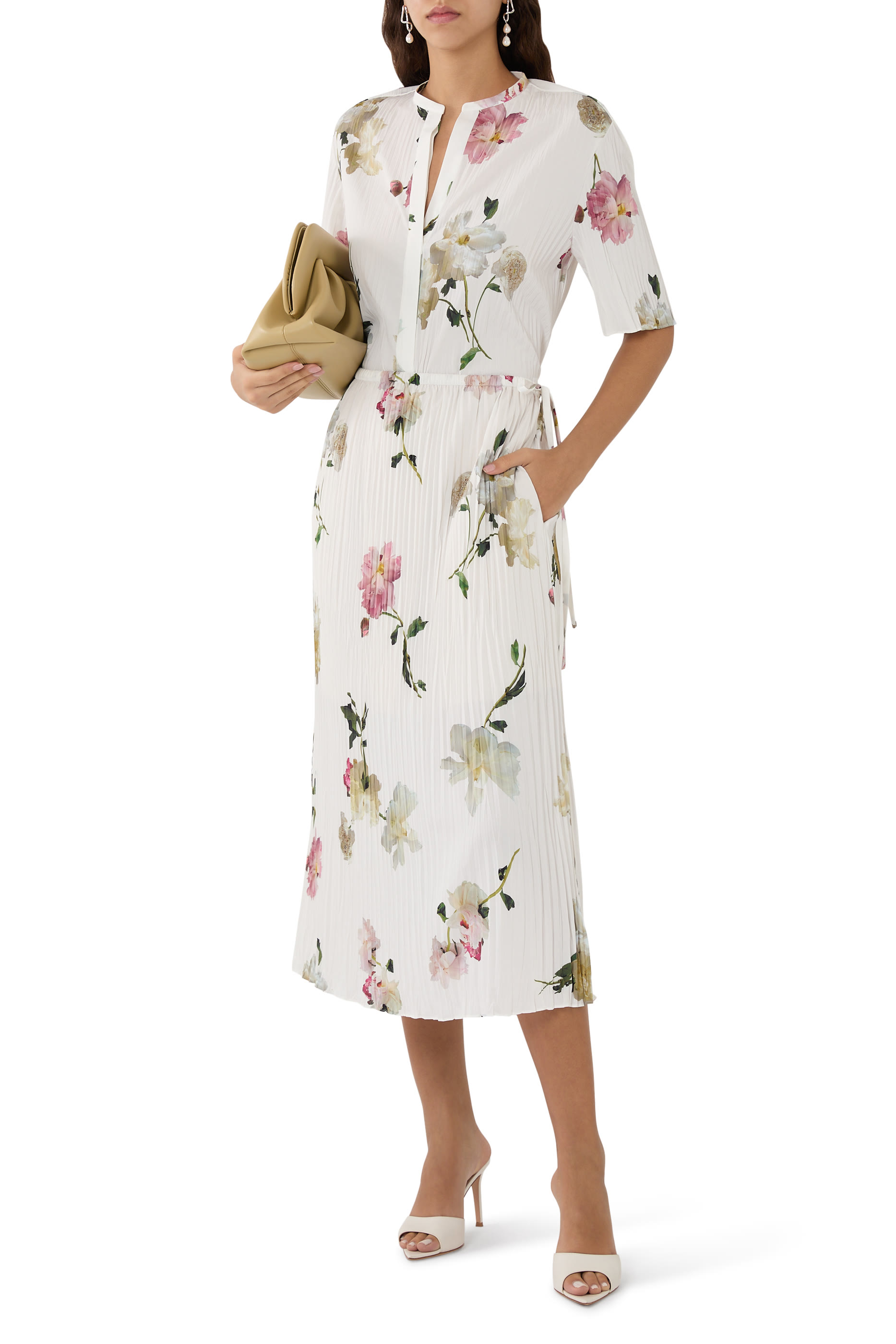 تنورة بربطة جانبية وطيات مزينة بطبعة الفاونيا الذابلة