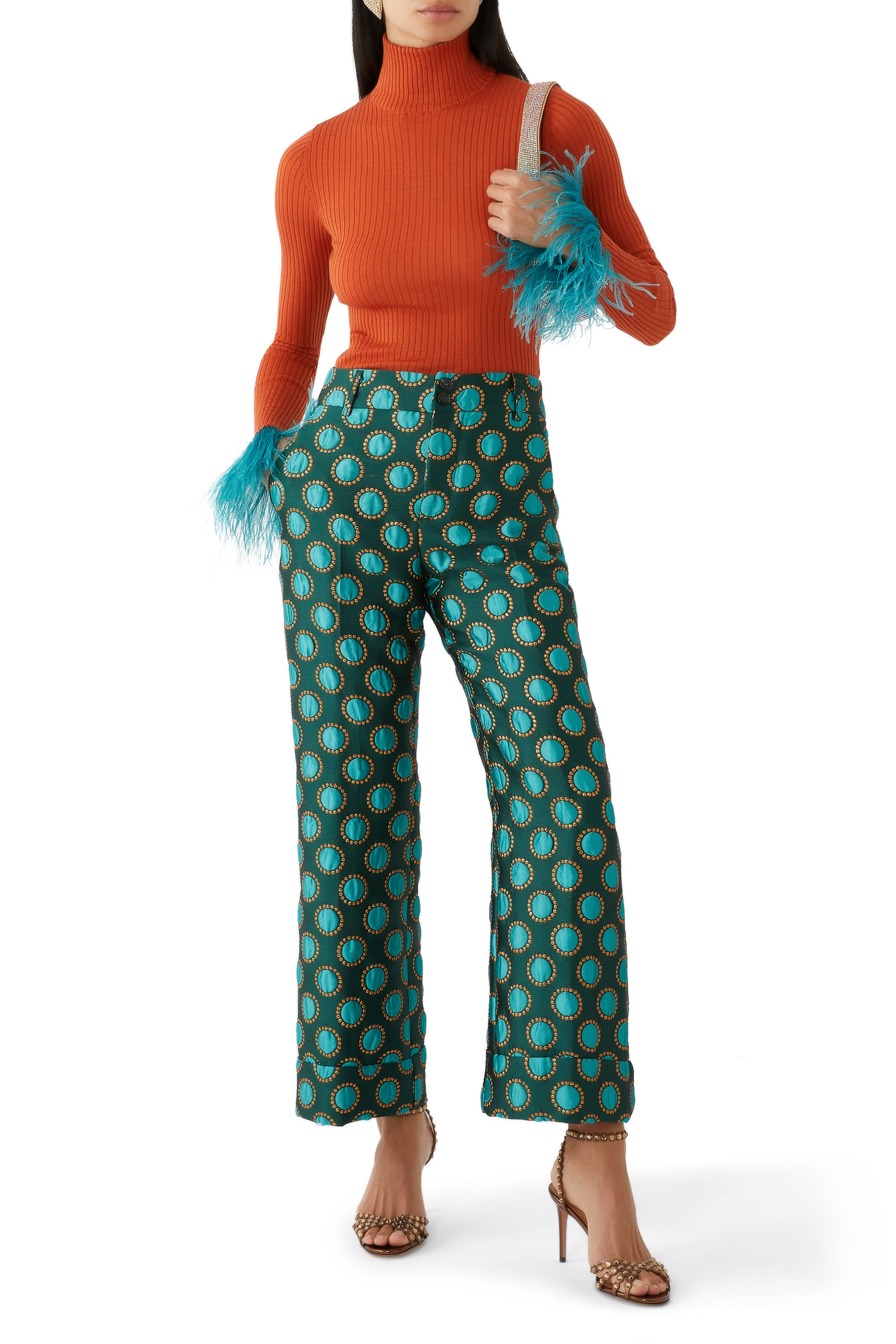 بلوزة هاي كيك بحواف مزينة بالريش