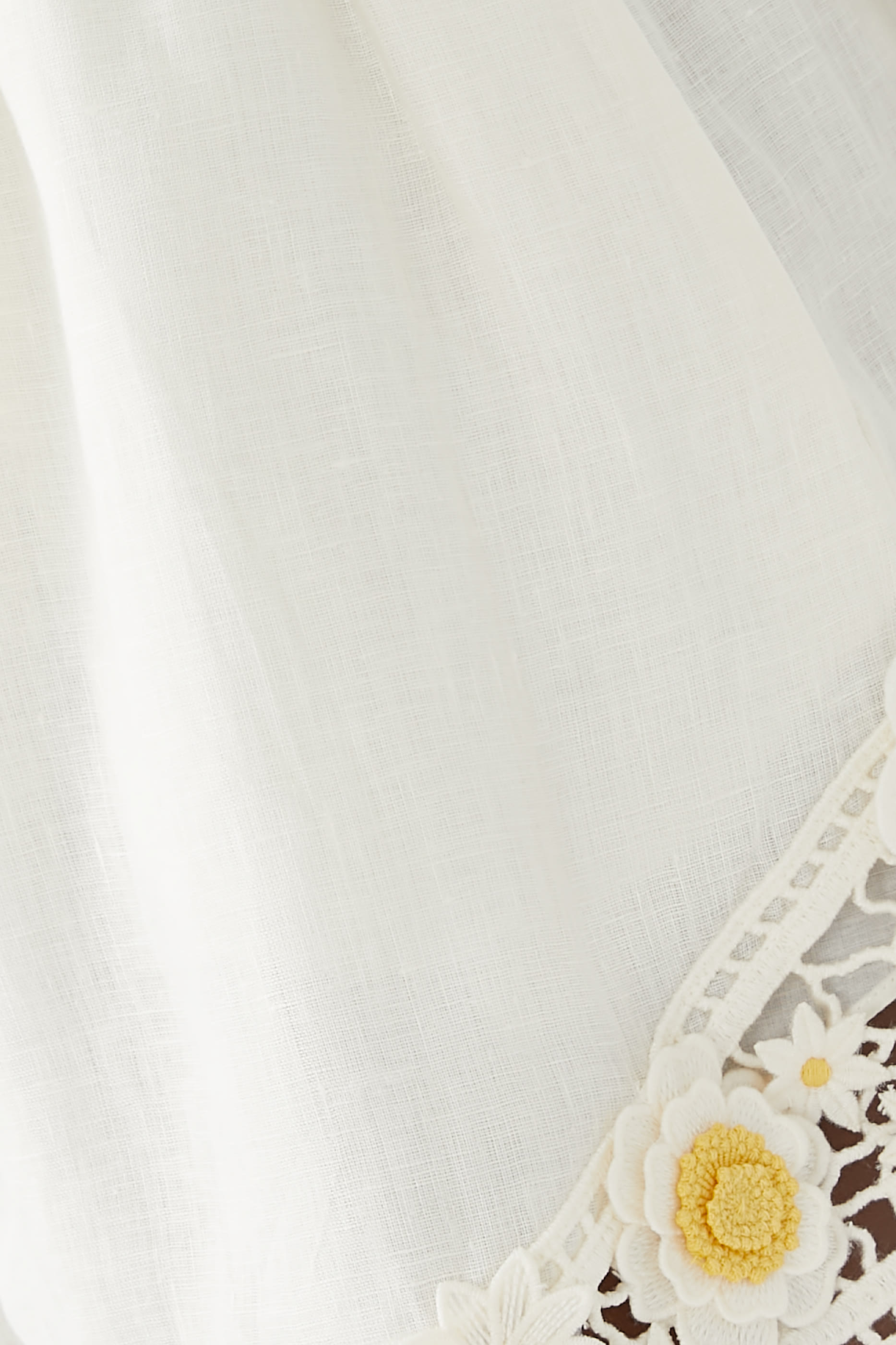 شورت إيفرلي بحافة بتصميم زهرة