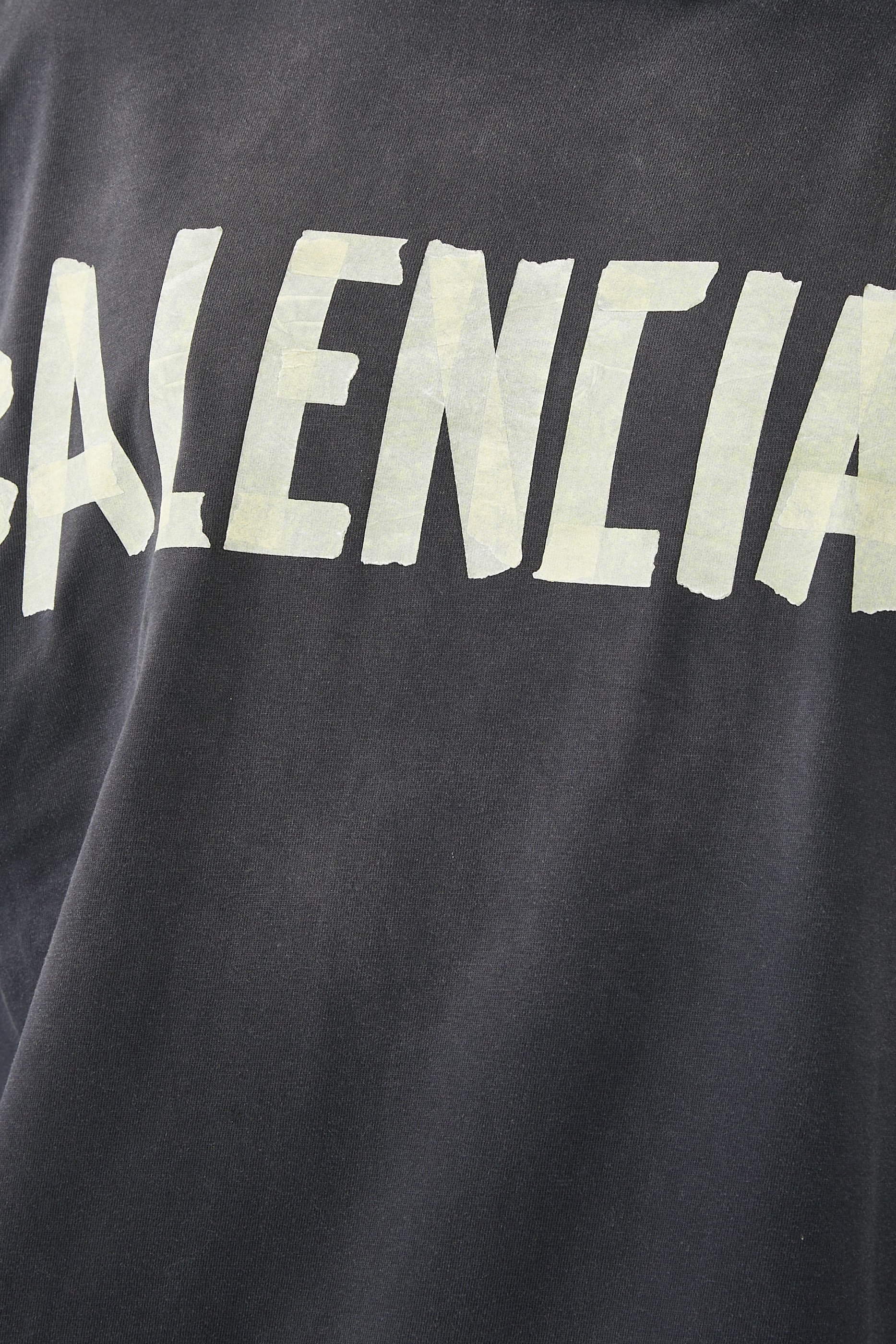 تيشيرت بشعار الماركة للجنسين