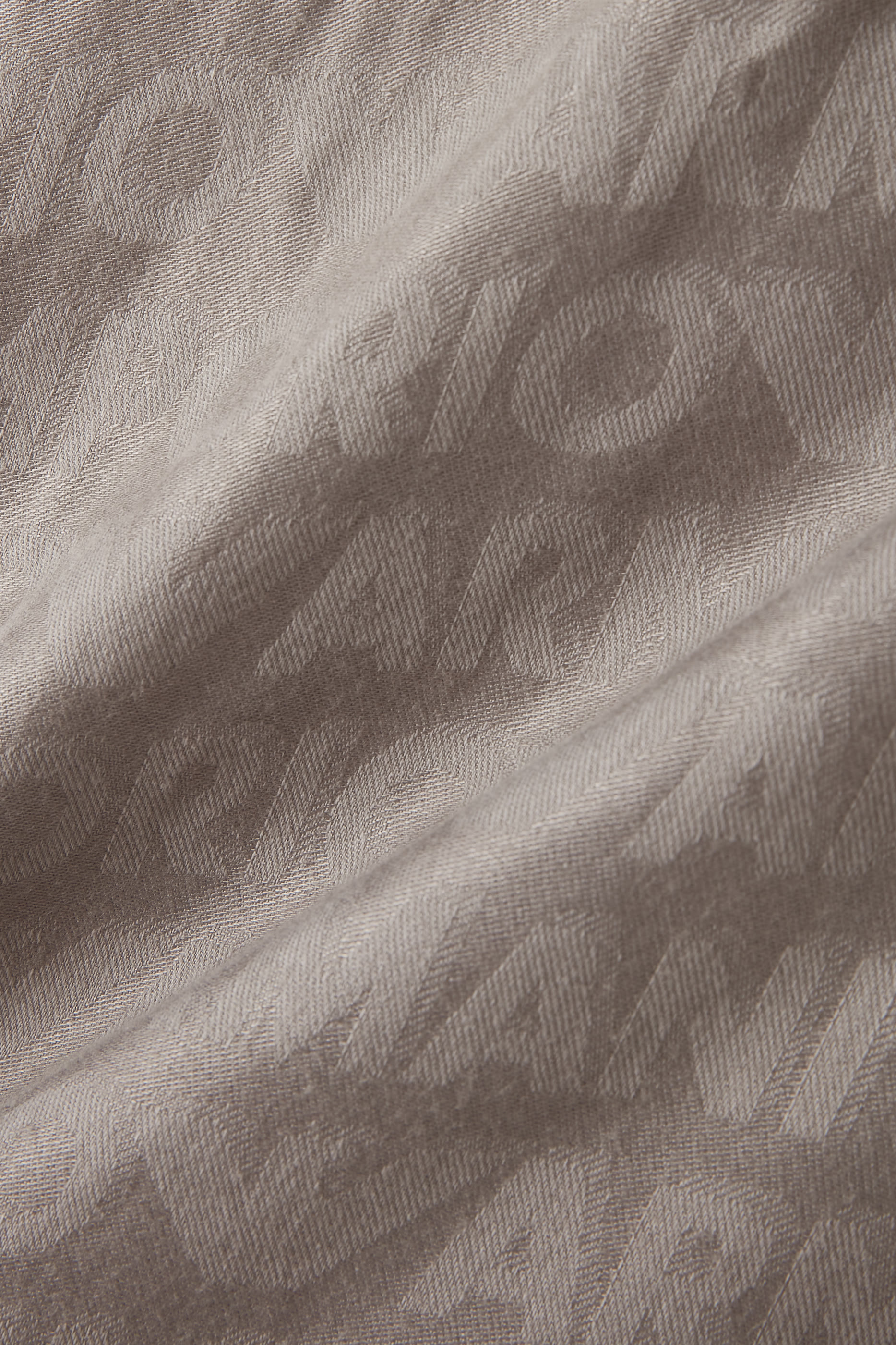 وشاح بنقشة شعار الماركة