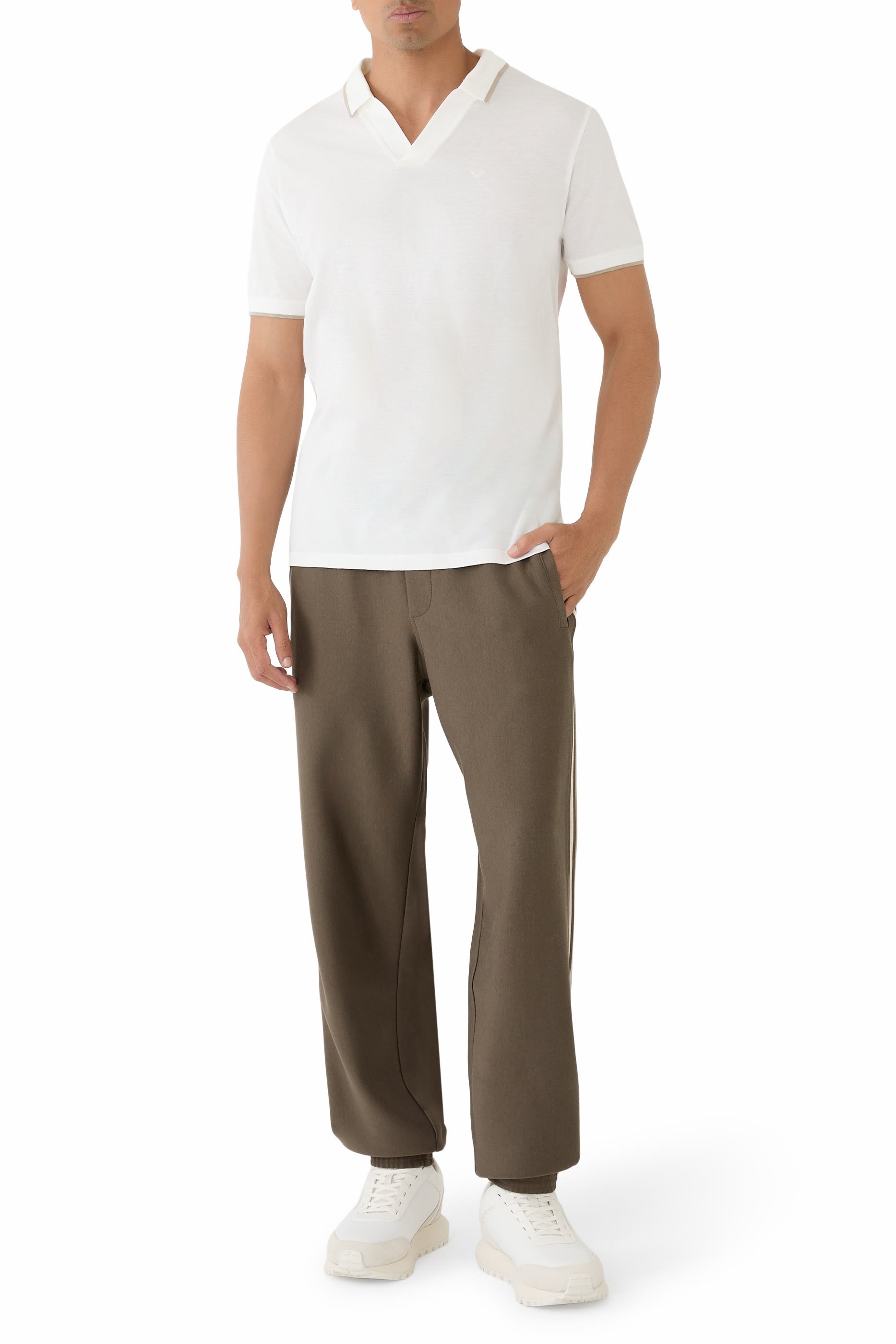 قميص بولو بياقة على شكل حرف V مزين بشعار الماركة صغير