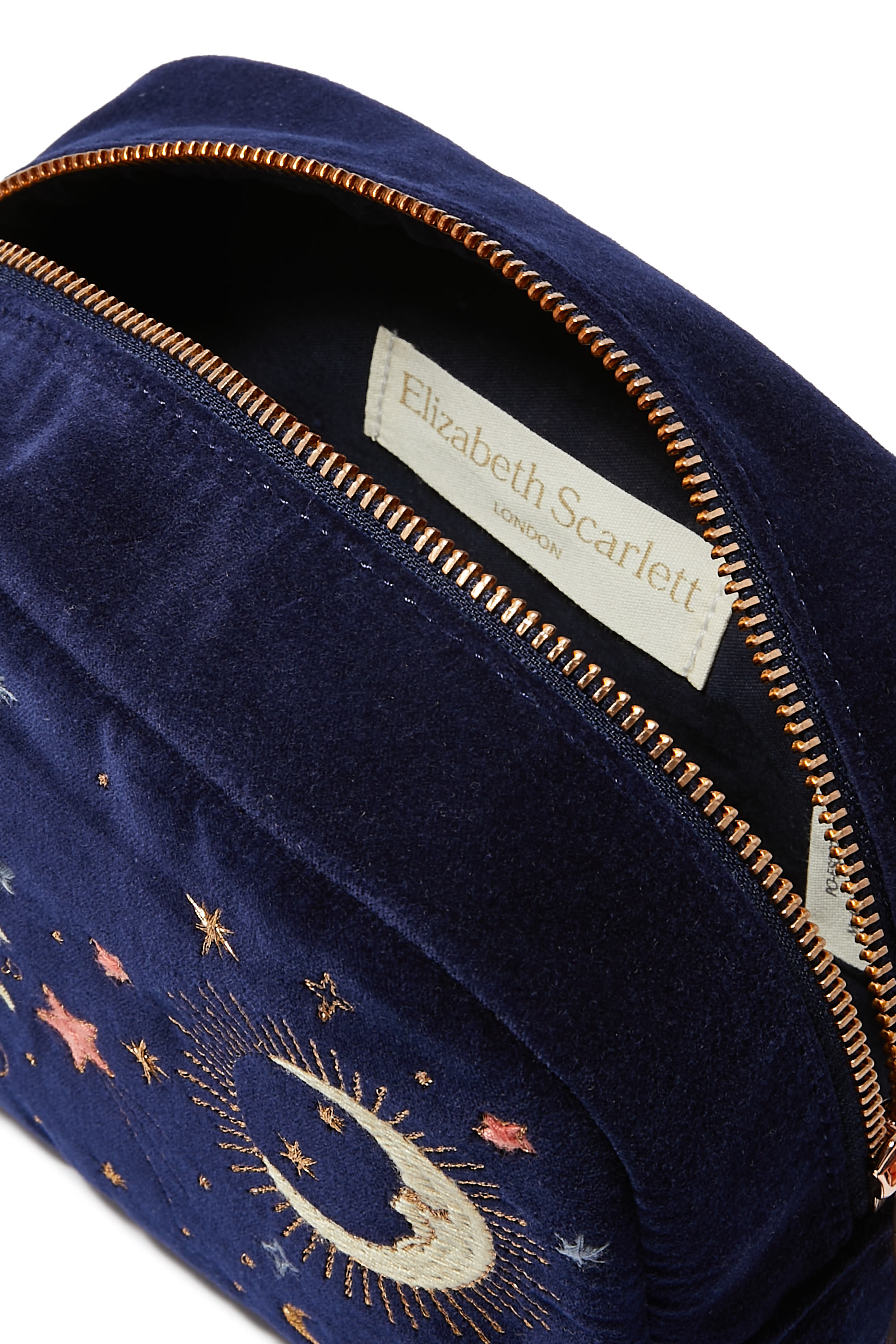 حقيبة مكياج بتطريزات سماوية