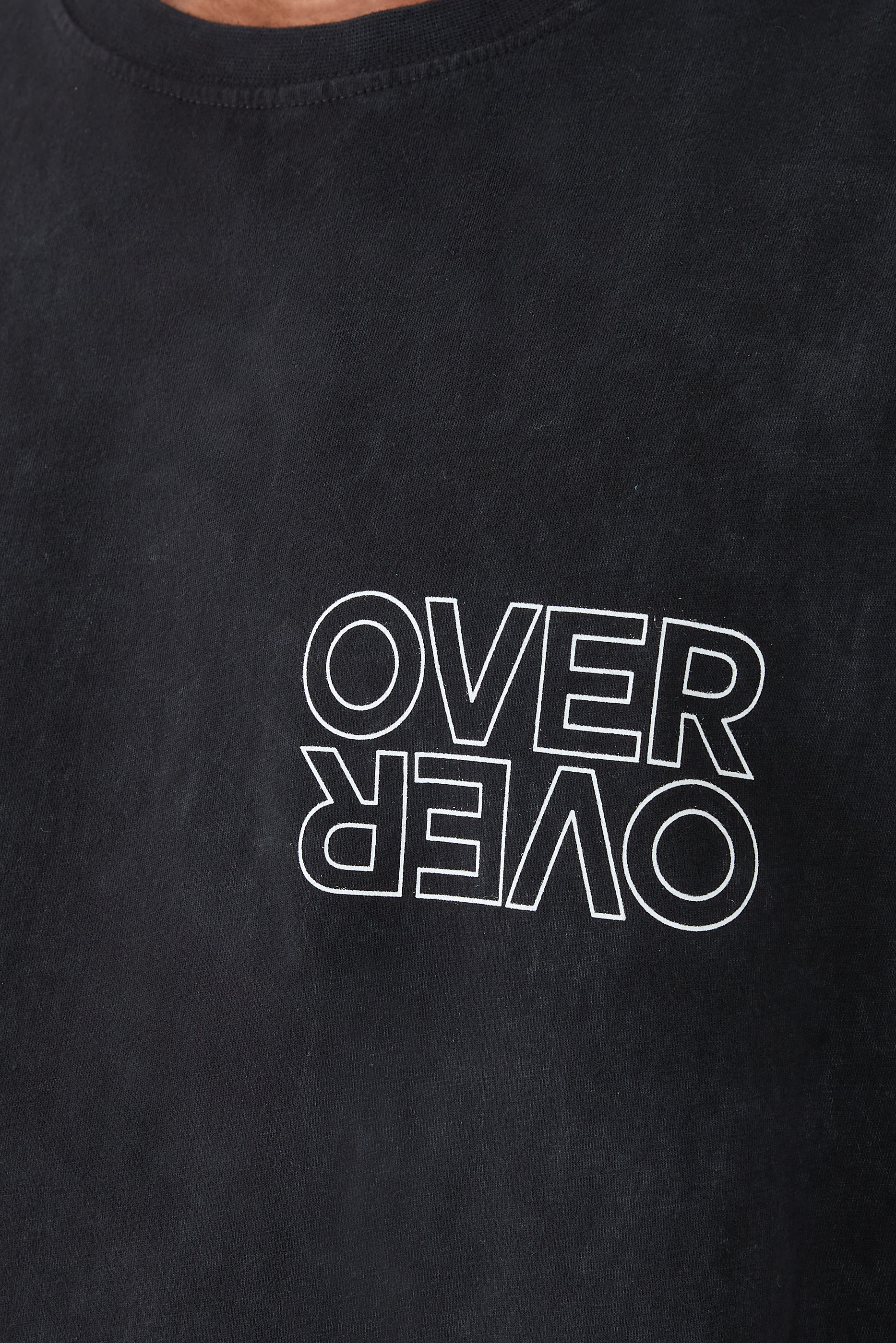 تيشيرت إيزي بلا أكمام بطبعة ران ذا ورلد